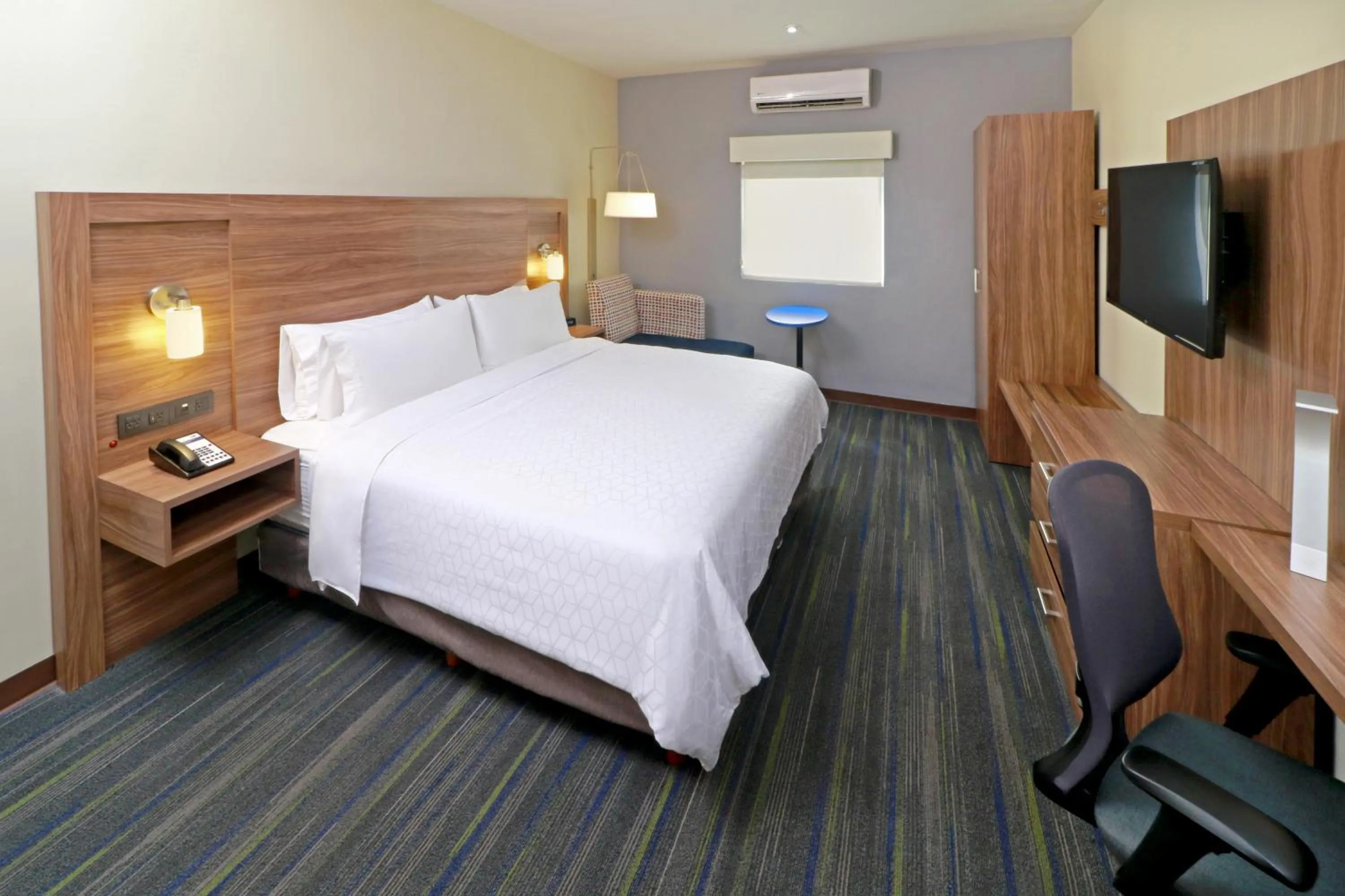 Photo of the whole room, Bed in Holiday Inn Express Piedras Negras by IHG