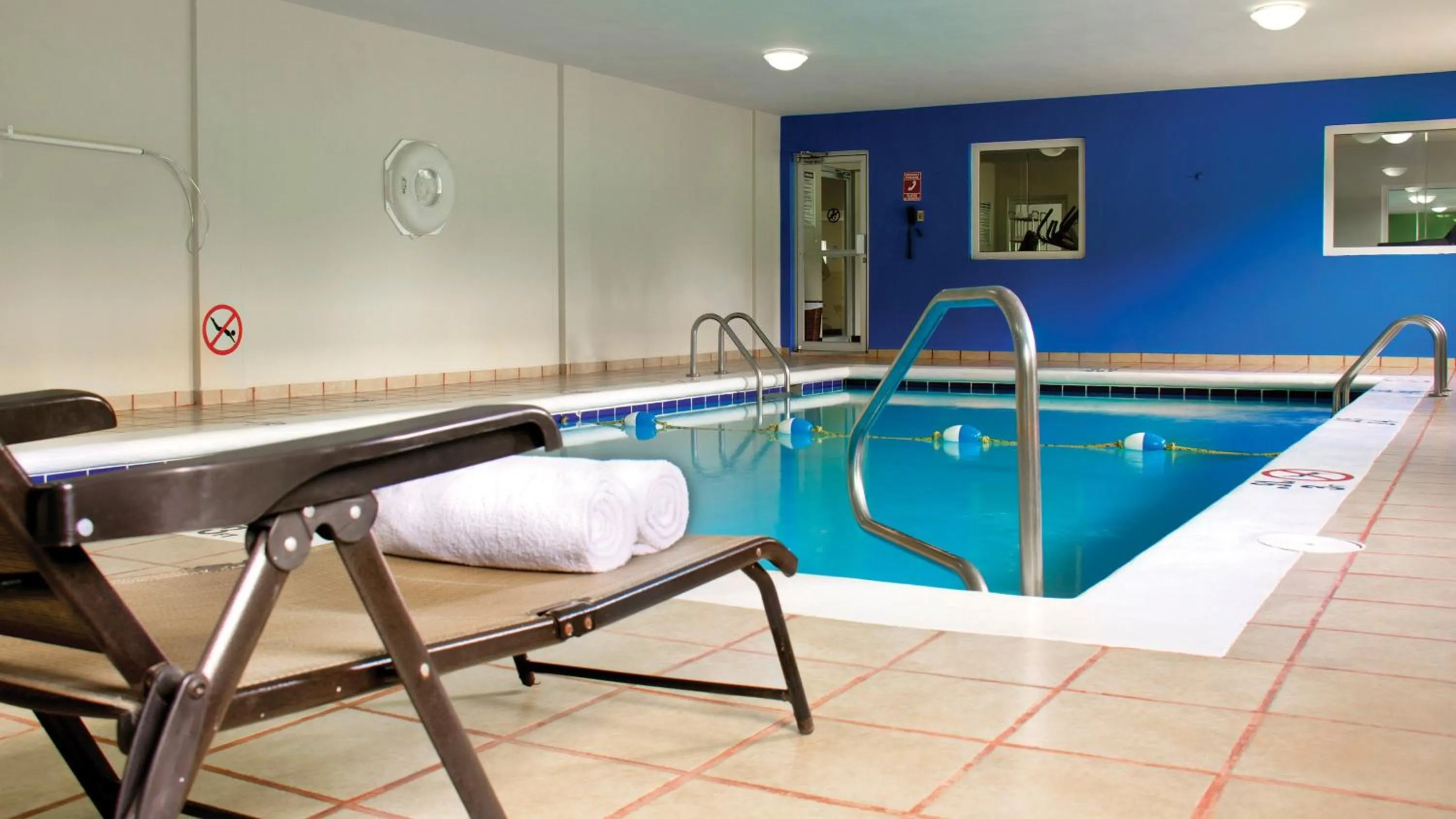 Swimming pool in Holiday Inn Express Piedras Negras by IHG