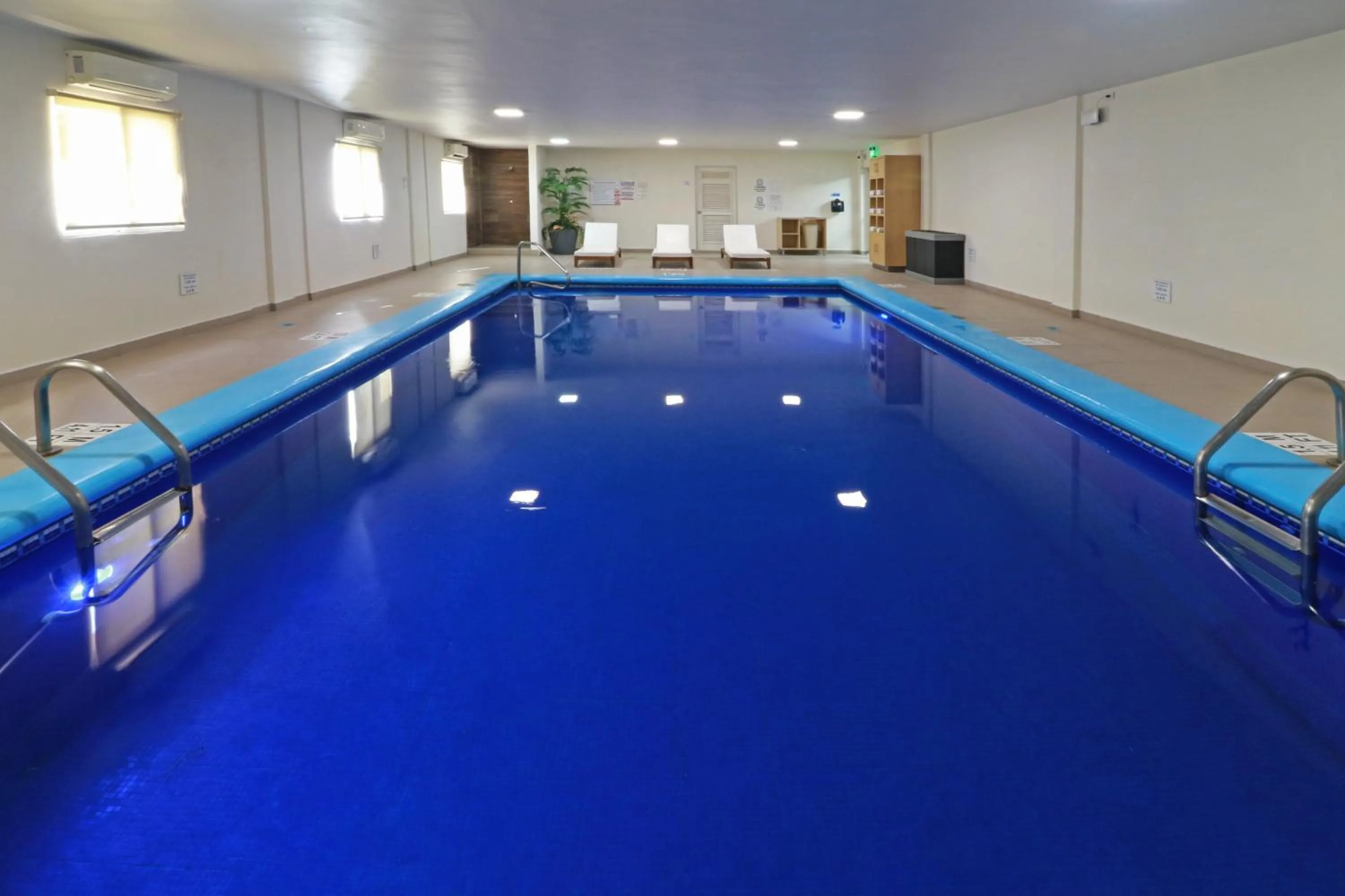 Swimming pool in Holiday Inn Express Piedras Negras by IHG