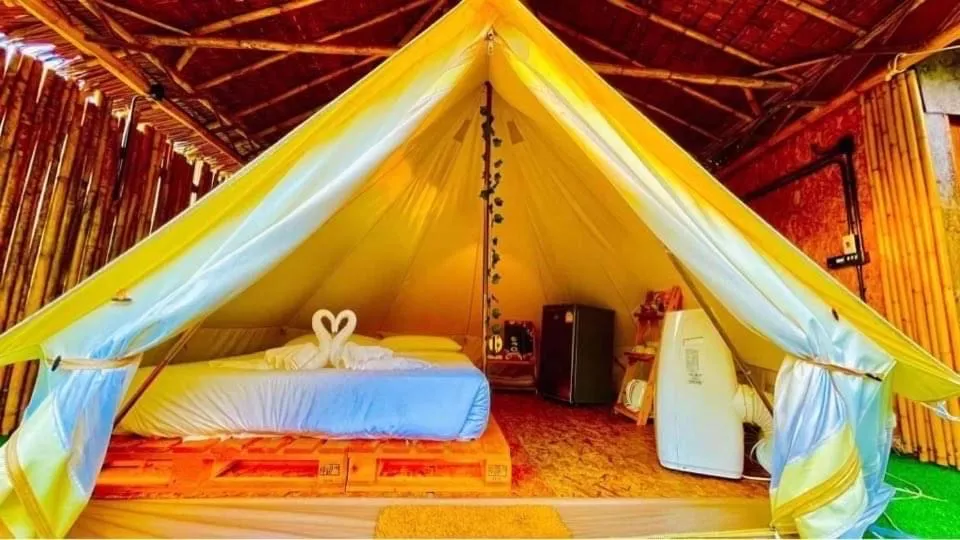 Bed in Bridge Hill Cafe Glamping