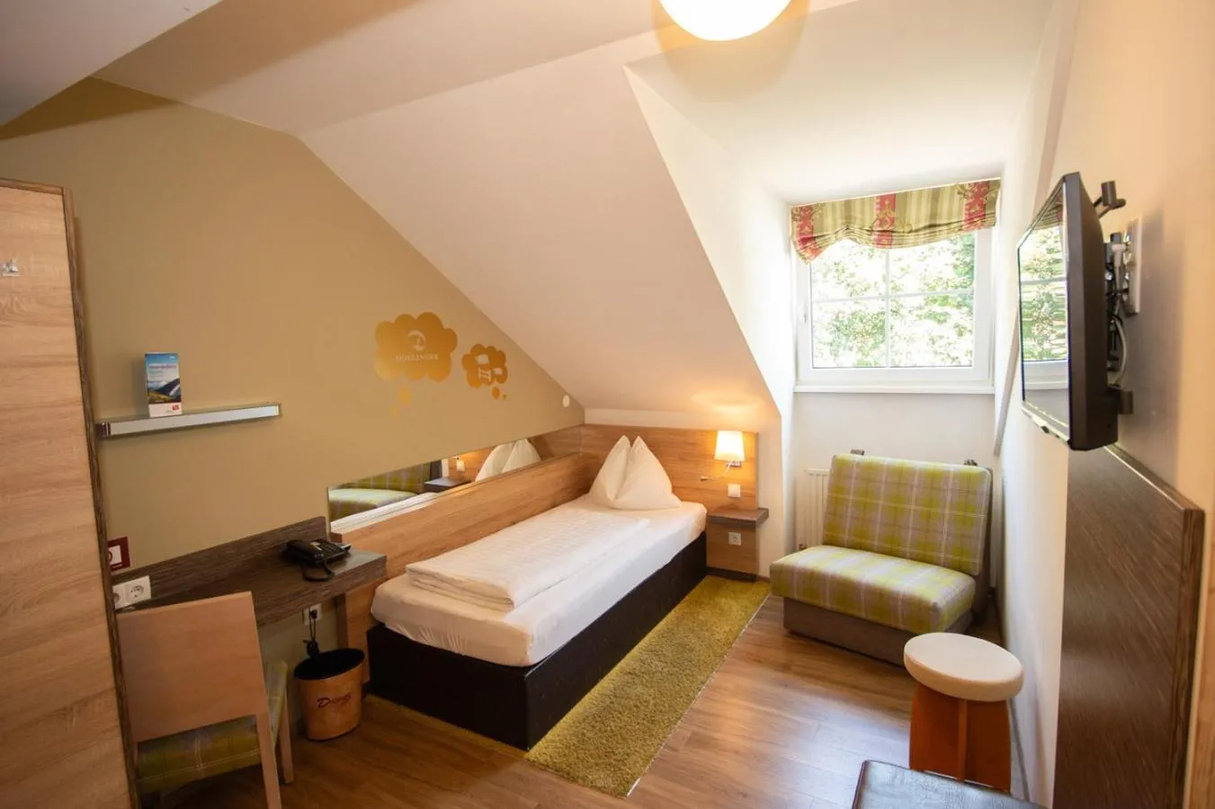 Bedroom, Bed in Dollinger