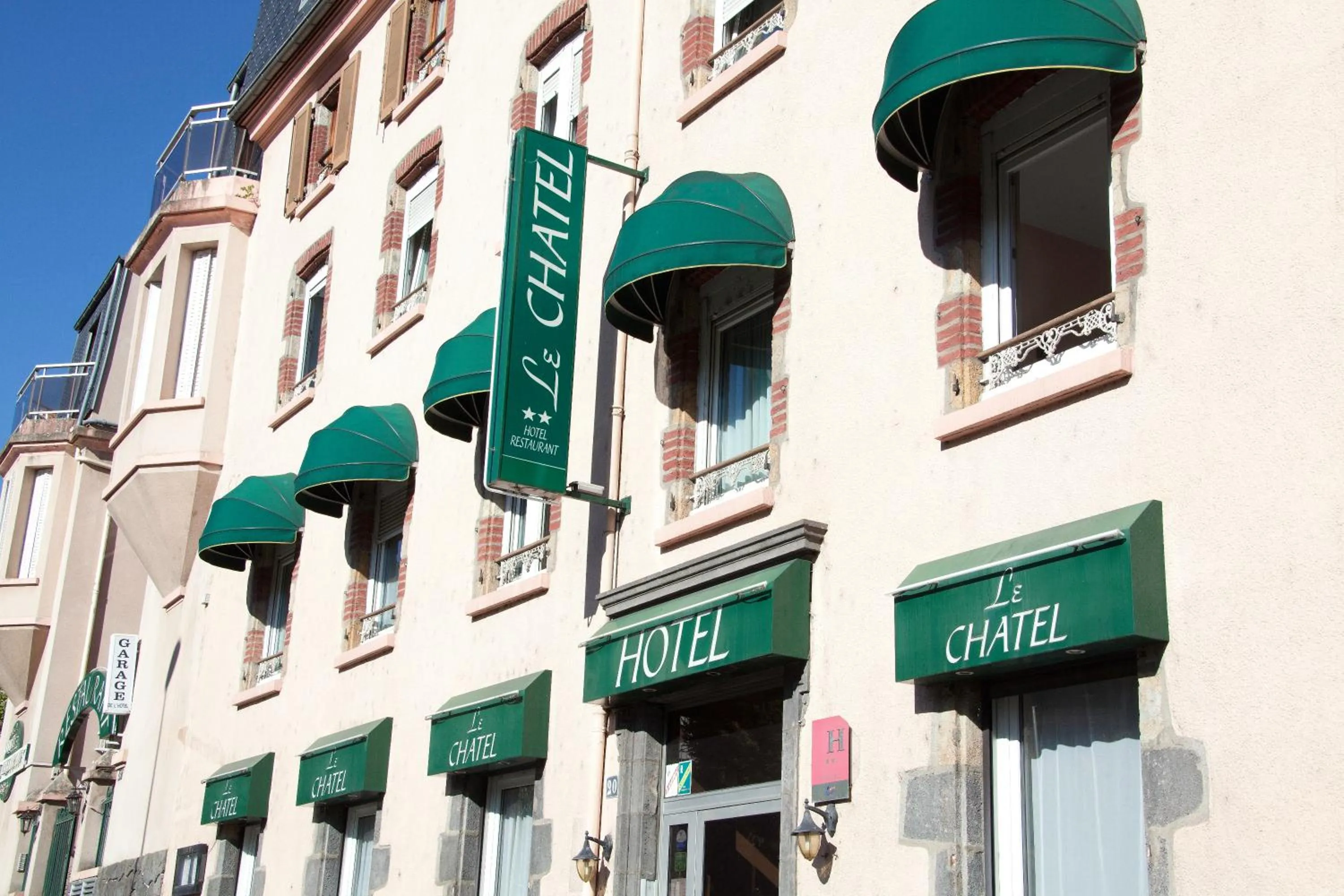 Facade/entrance in Le Chatel