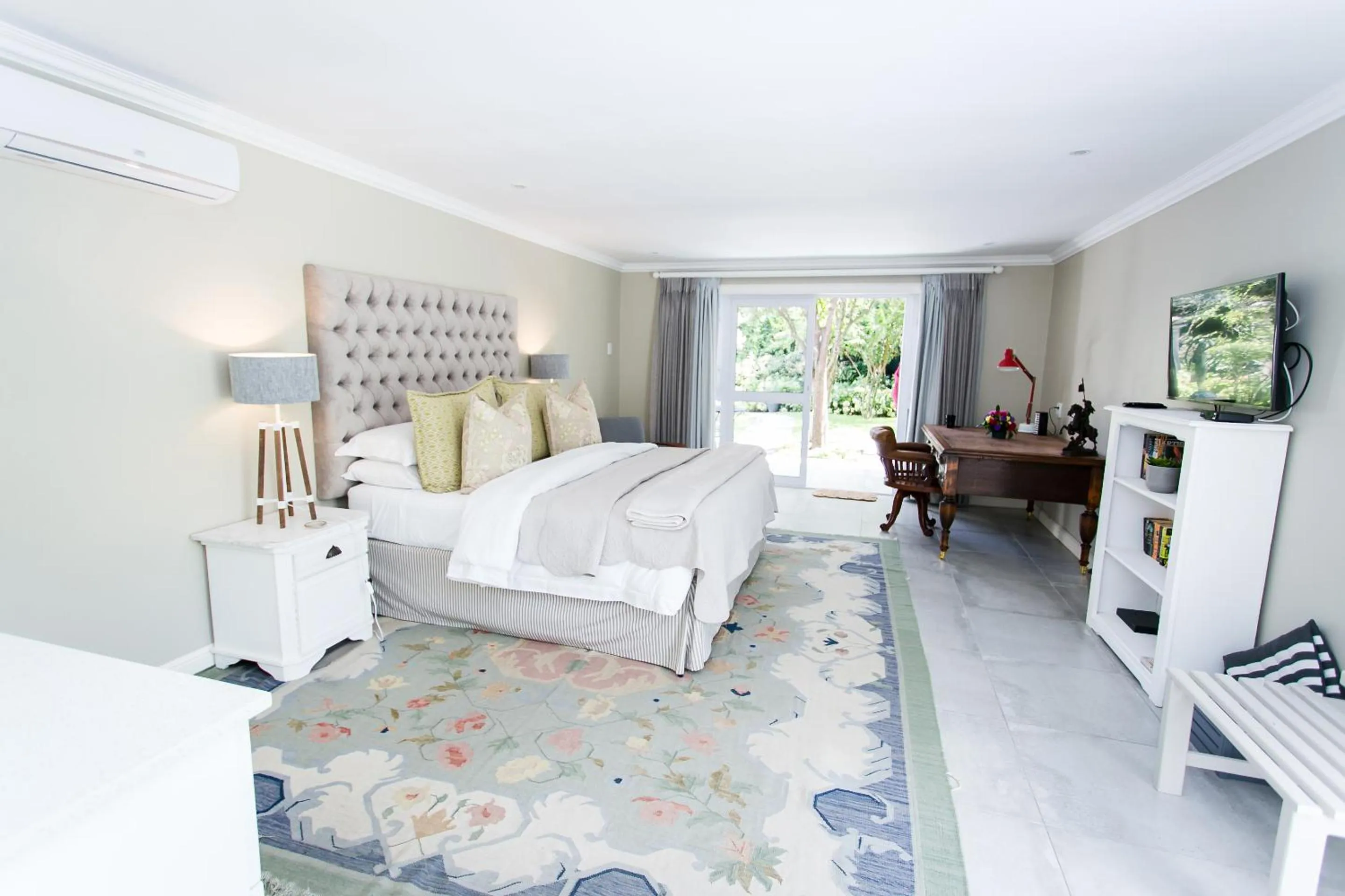 Photo of the whole room, Bed in Burkleigh House