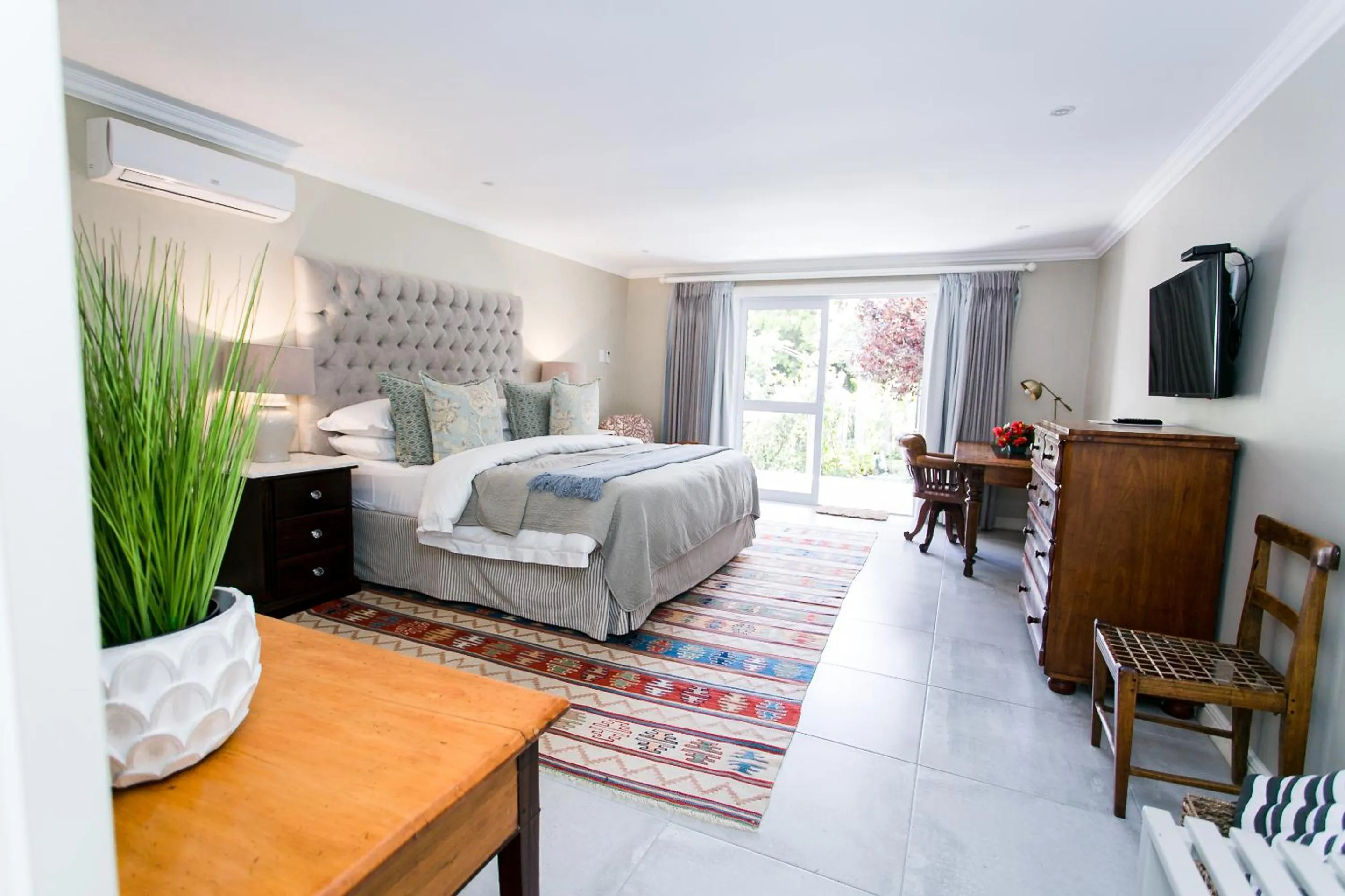 Photo of the whole room, Bed in Burkleigh House