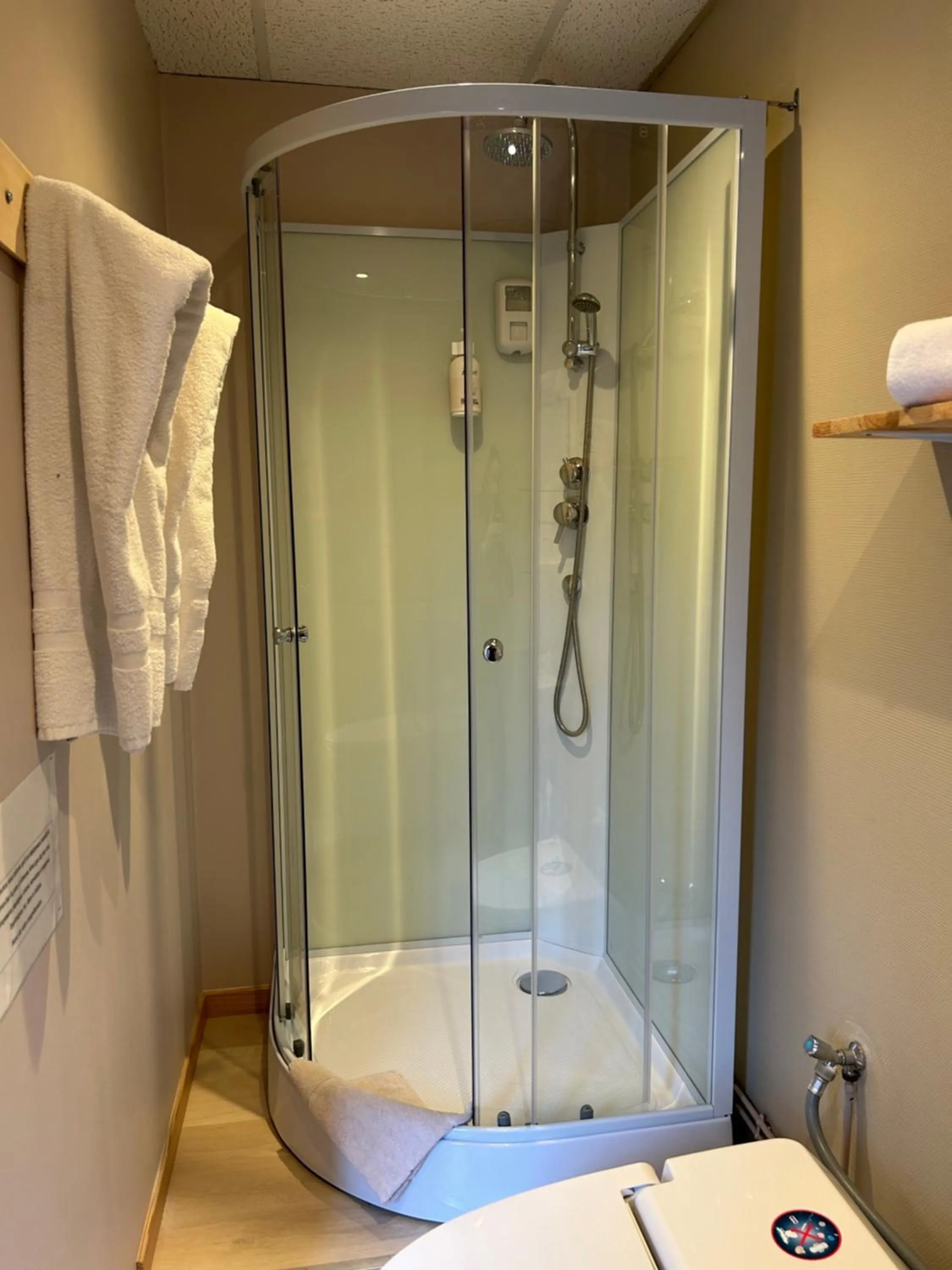 Shower in Hôtel l'Annexe