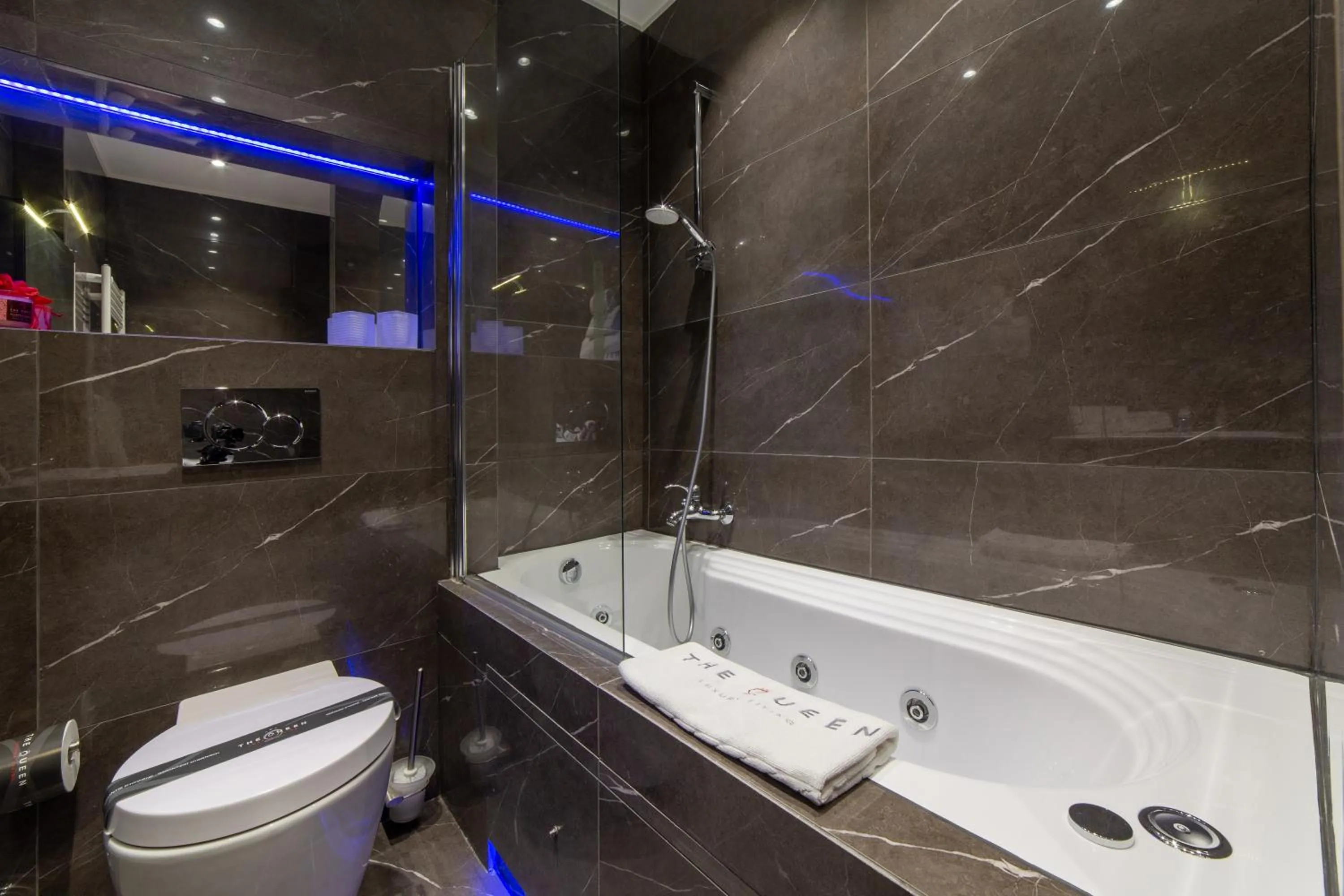 Bath in The Queen Luxury Apartments - Villa Carlotta