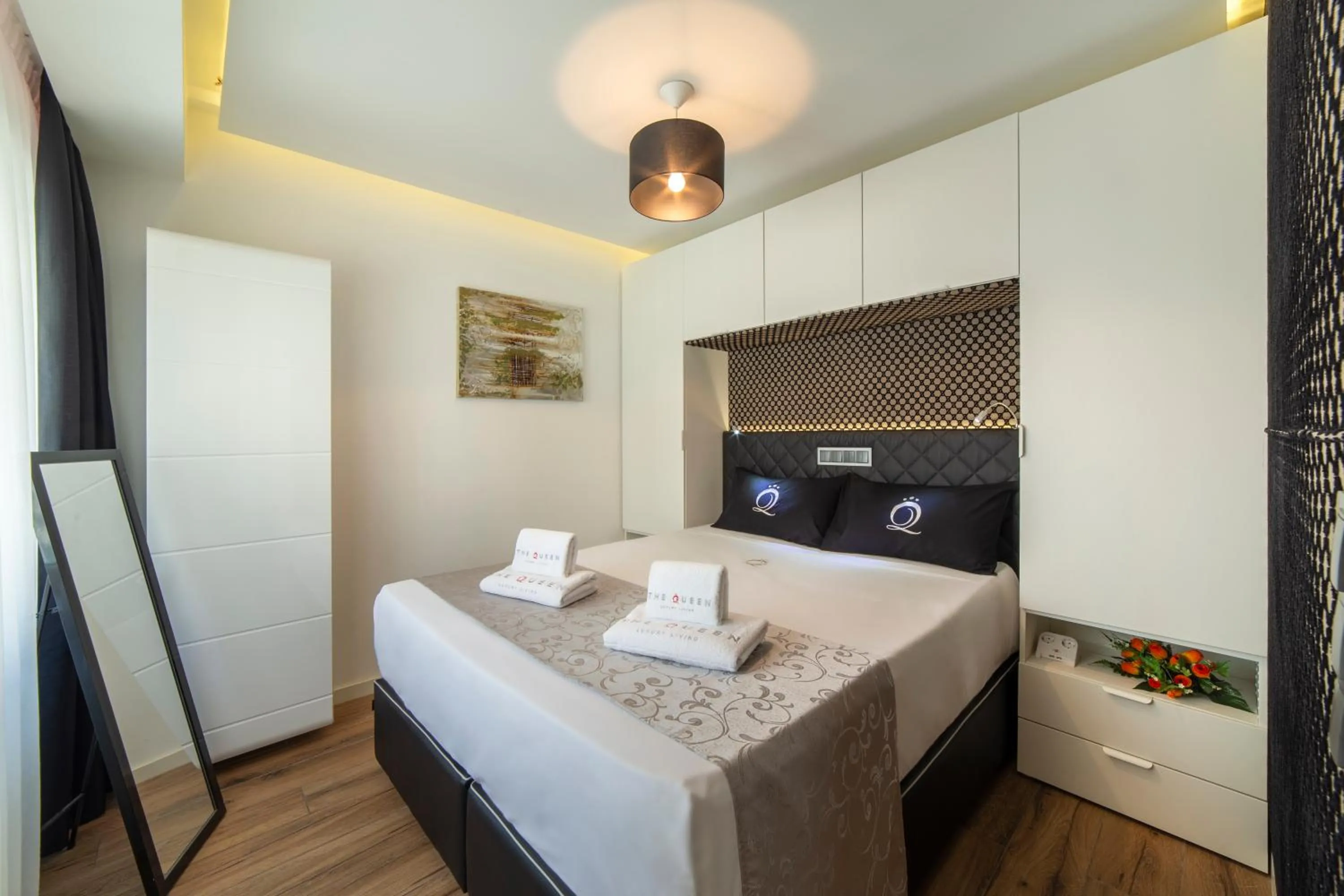 Bed in The Queen Luxury Apartments - Villa Carlotta