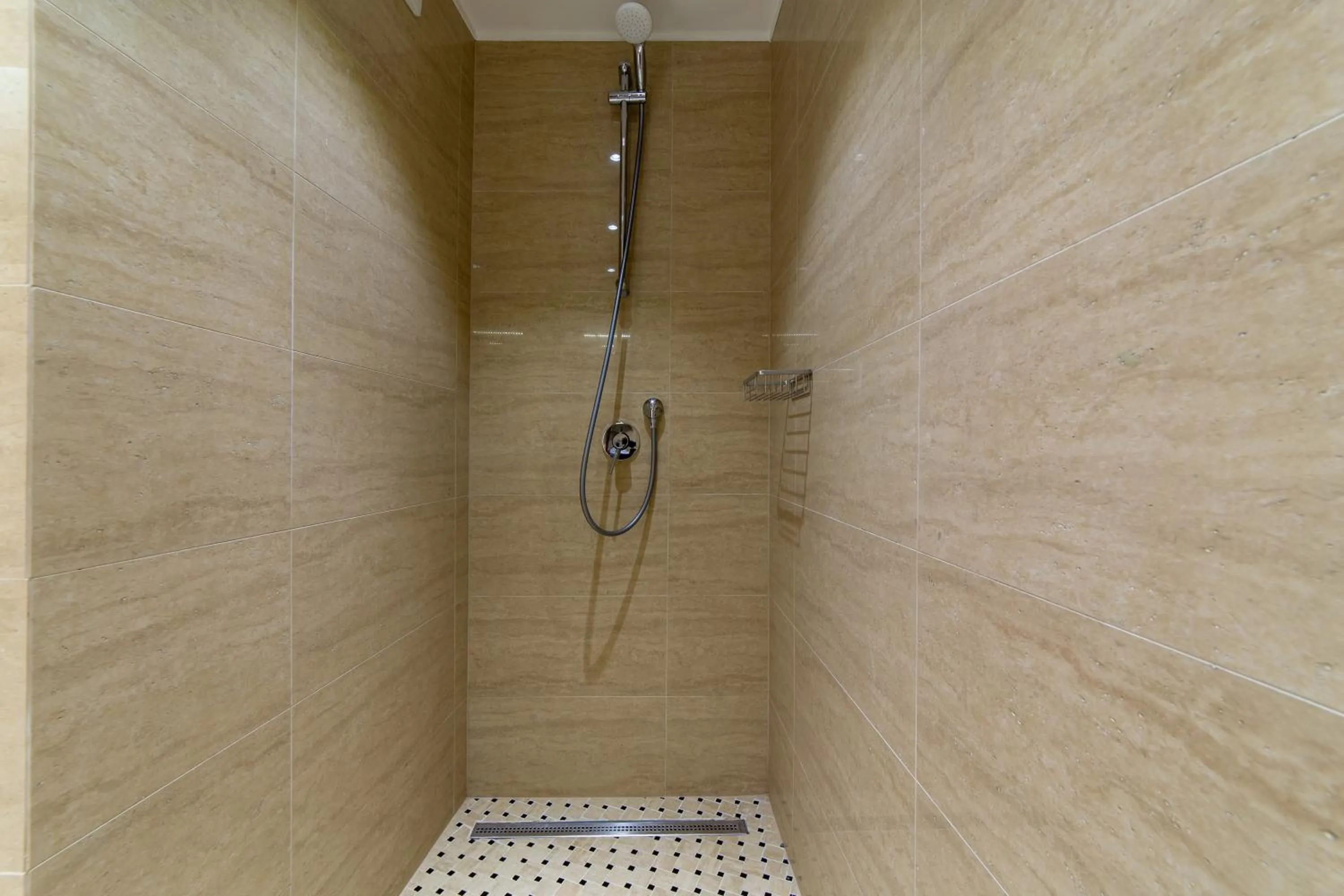 Shower in The Queen Luxury Apartments - Villa Carlotta