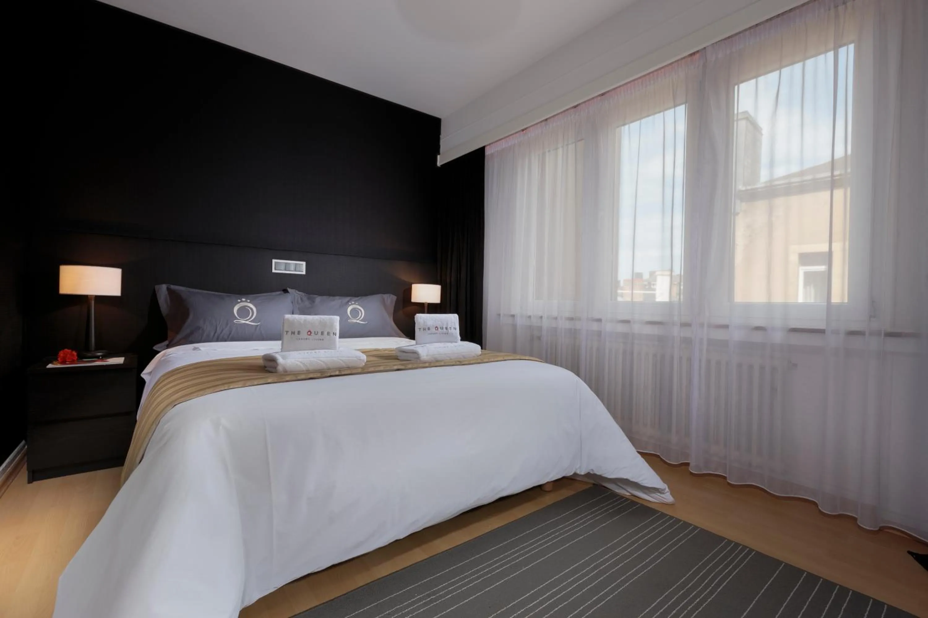Bedroom, Bed in The Queen Luxury Apartments - Villa Carlotta