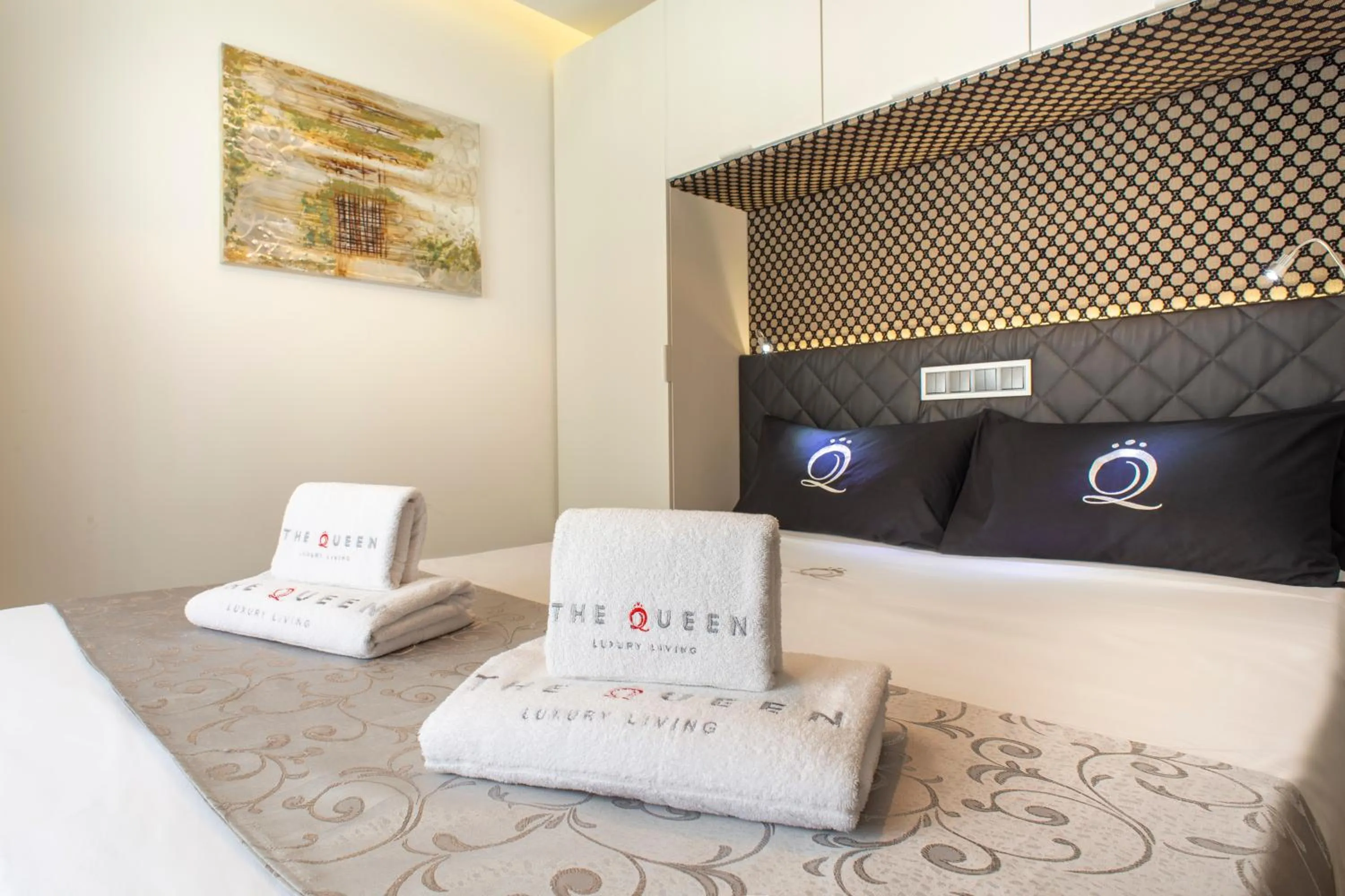 Bed in The Queen Luxury Apartments - Villa Carlotta