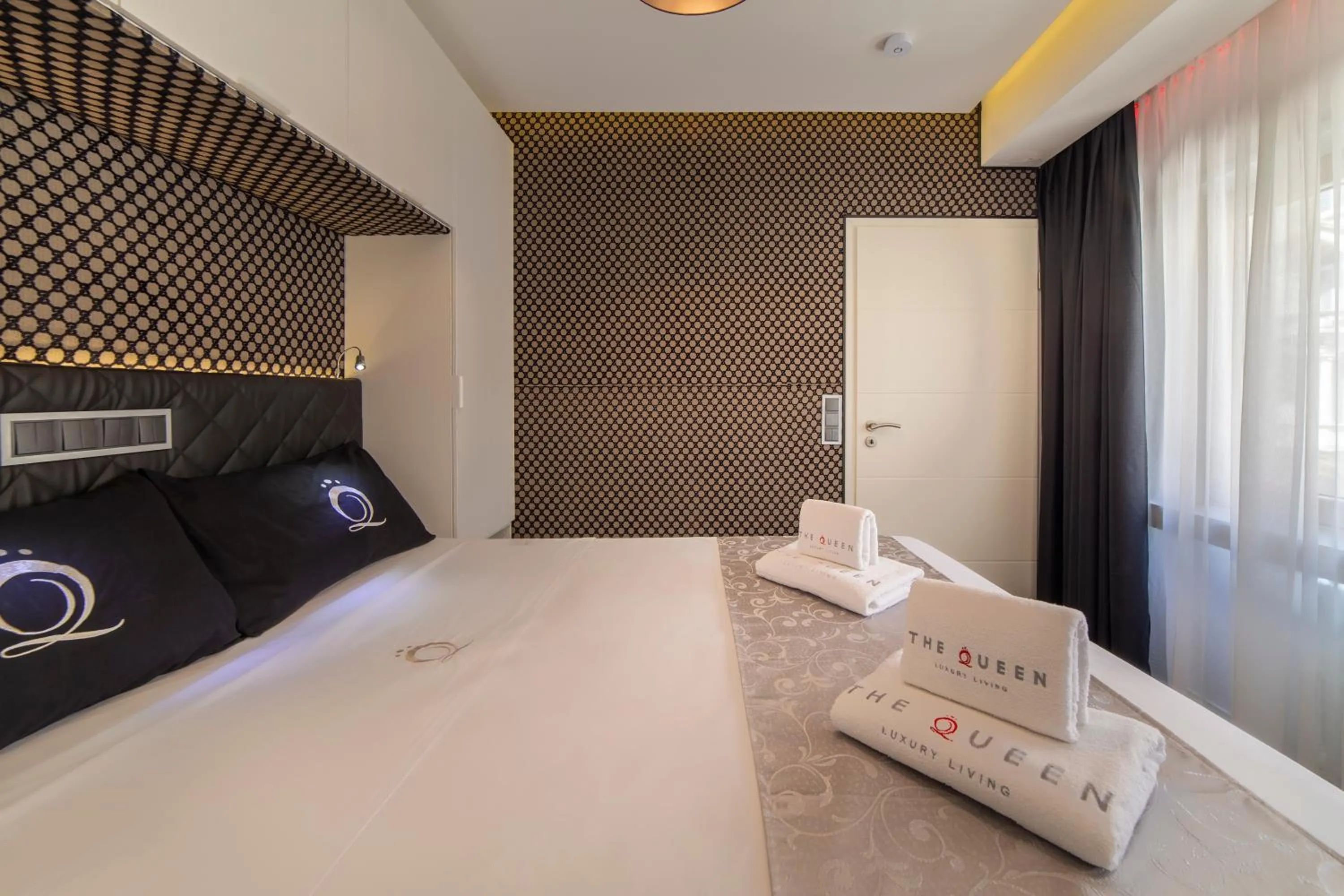 Bed in The Queen Luxury Apartments - Villa Carlotta