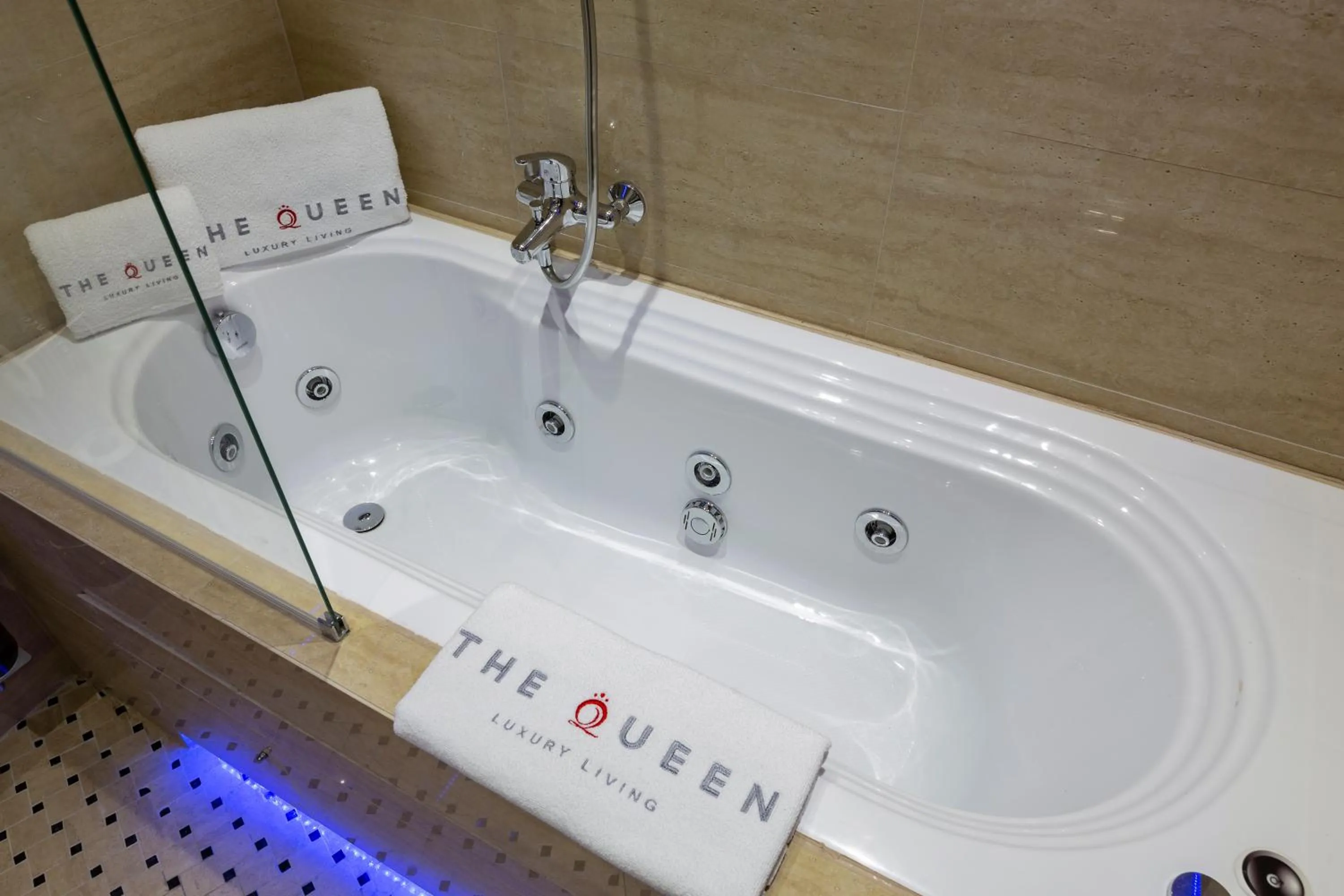 Hot Tub in The Queen Luxury Apartments - Villa Carlotta
