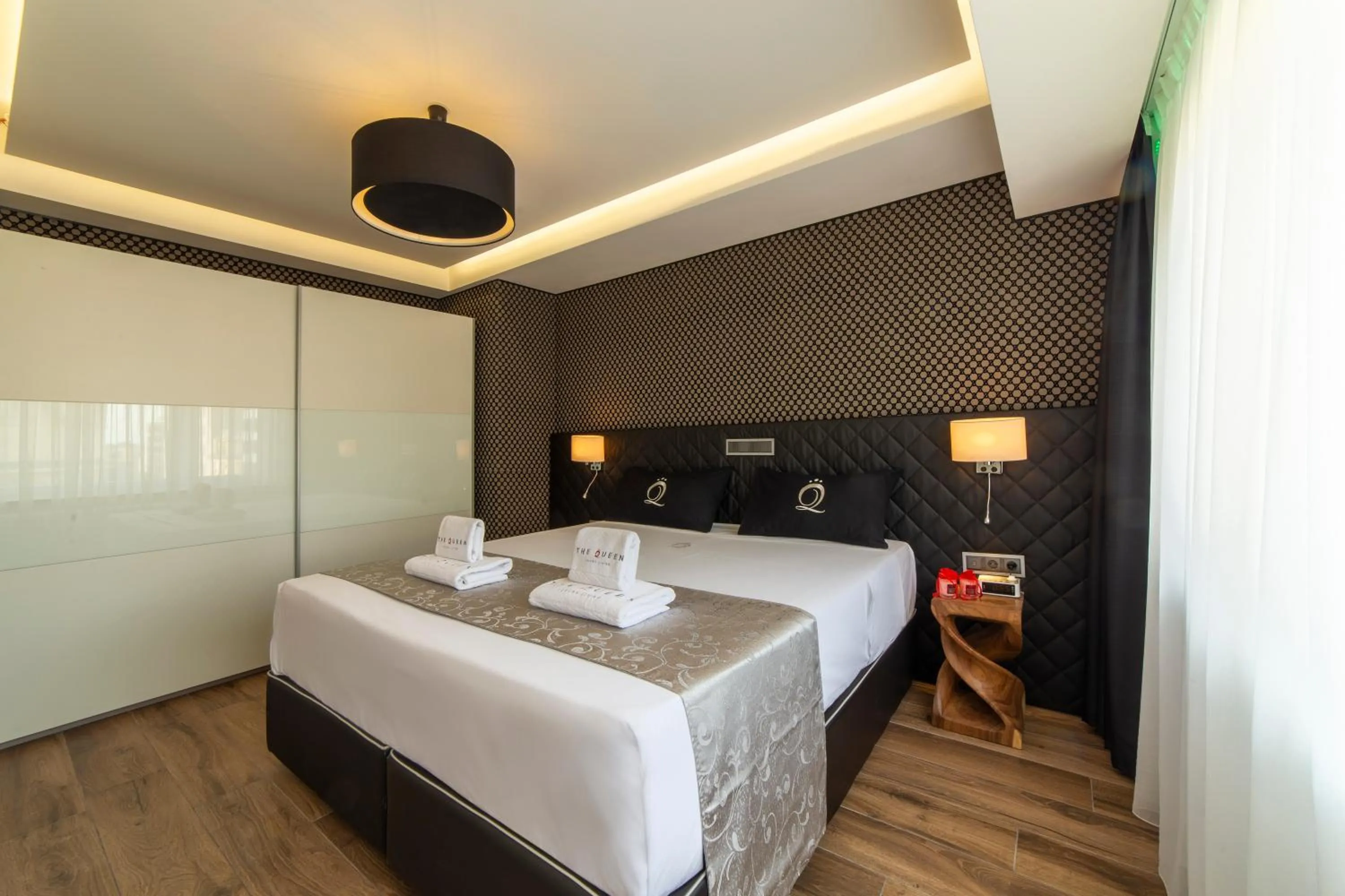 Bedroom, Bed in The Queen Luxury Apartments - Villa Carlotta