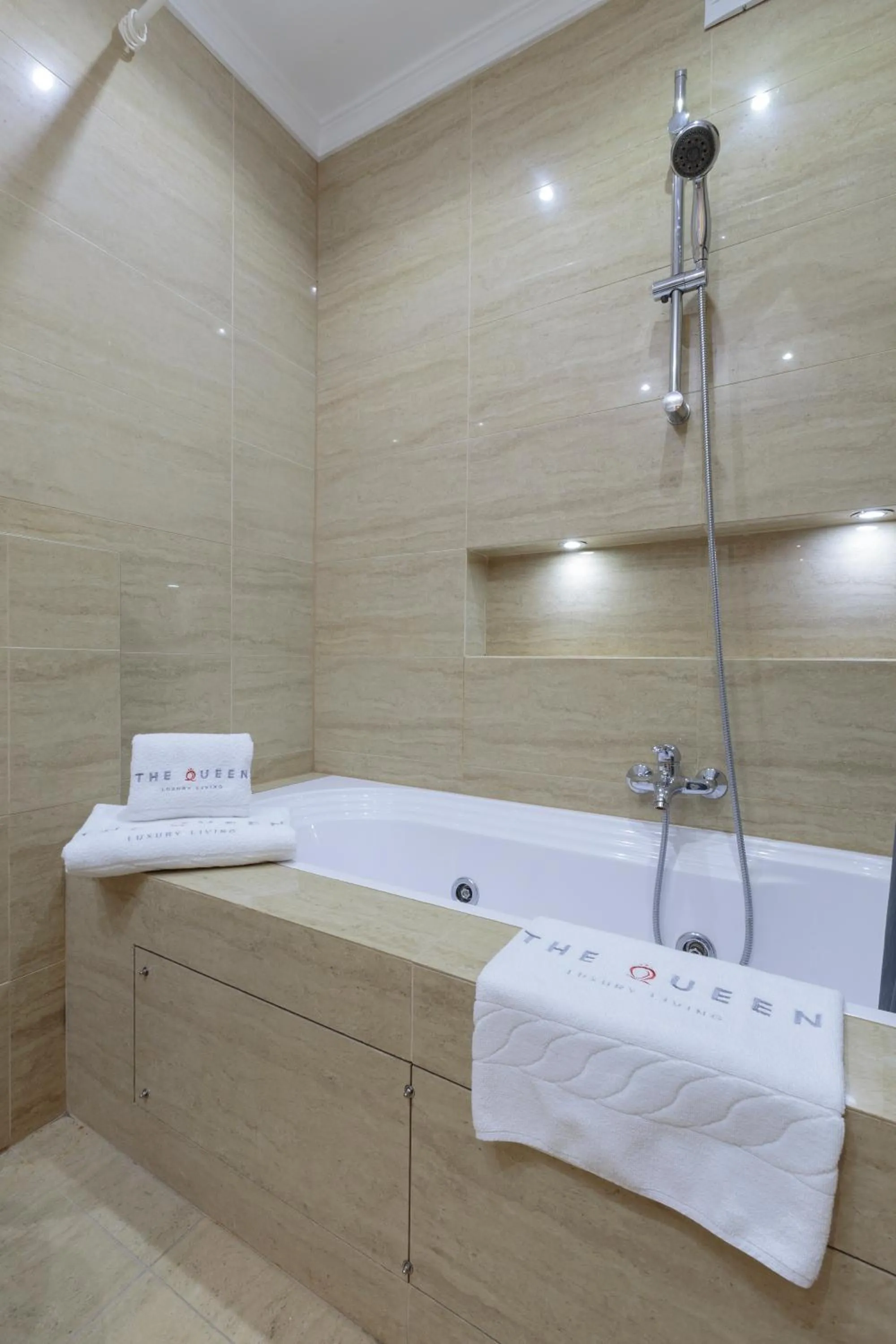 Shower in The Queen Luxury Apartments - Villa Carlotta