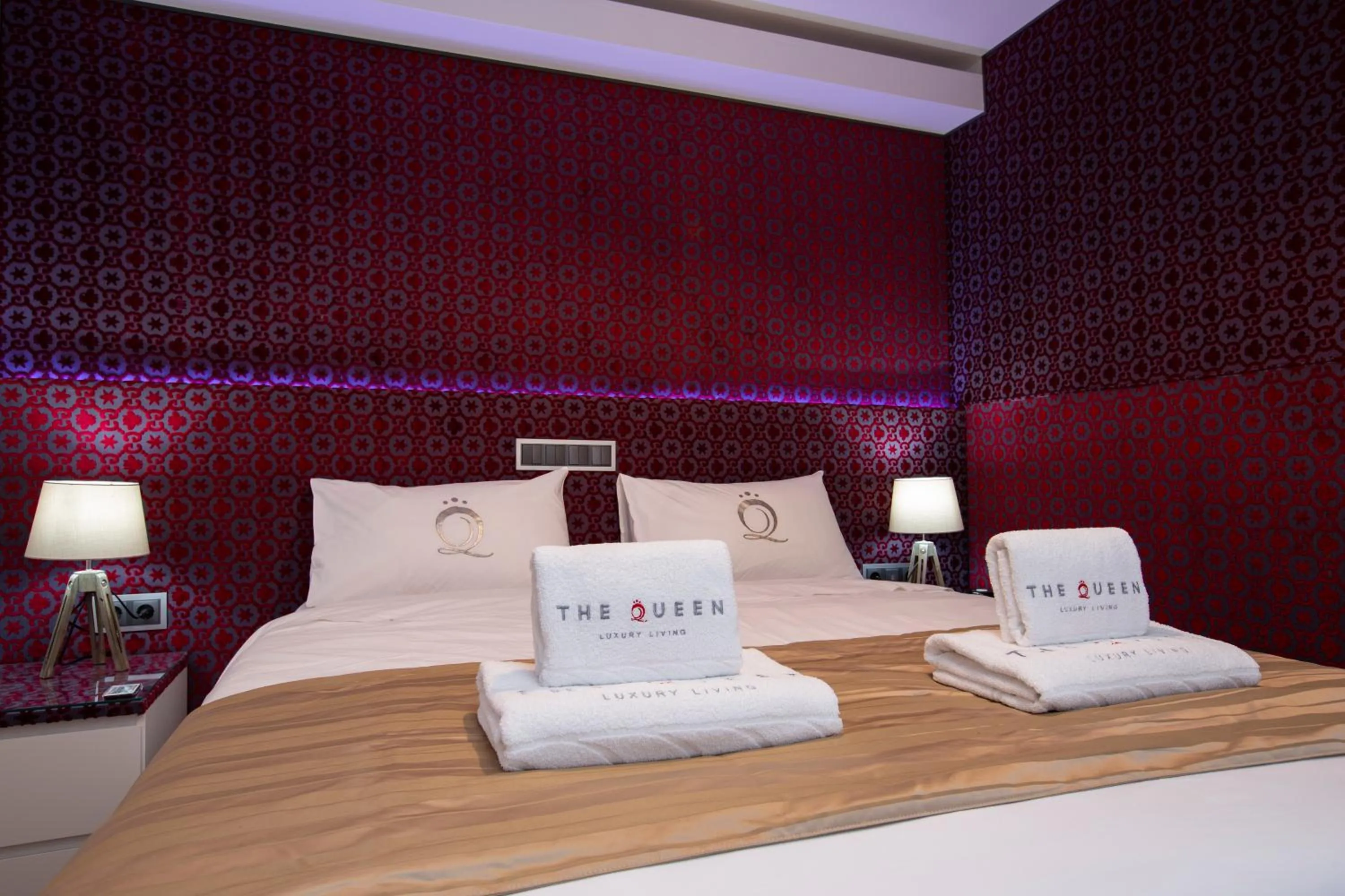 Bedroom, Bed in The Queen Luxury Apartments - Villa Carlotta