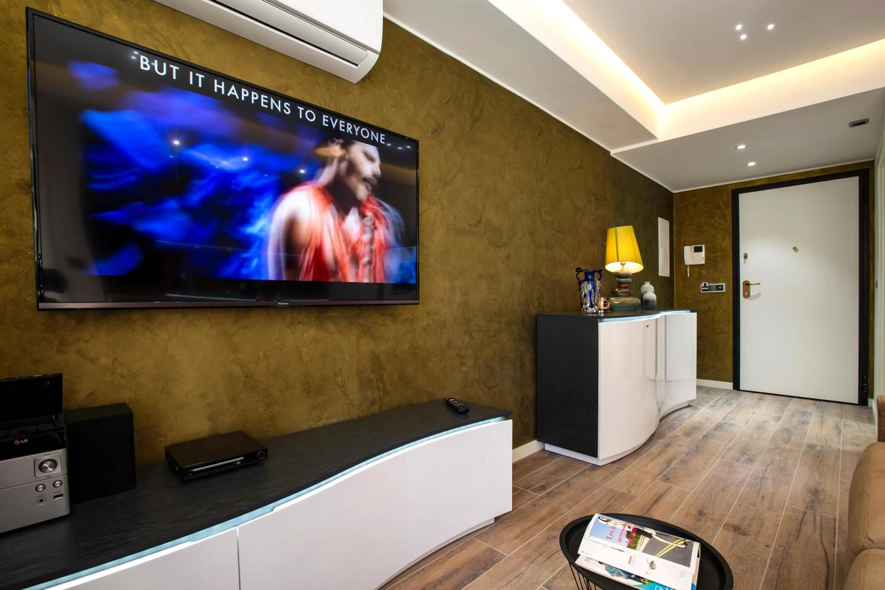 TV and multimedia in The Queen Luxury Apartments - Villa Carlotta