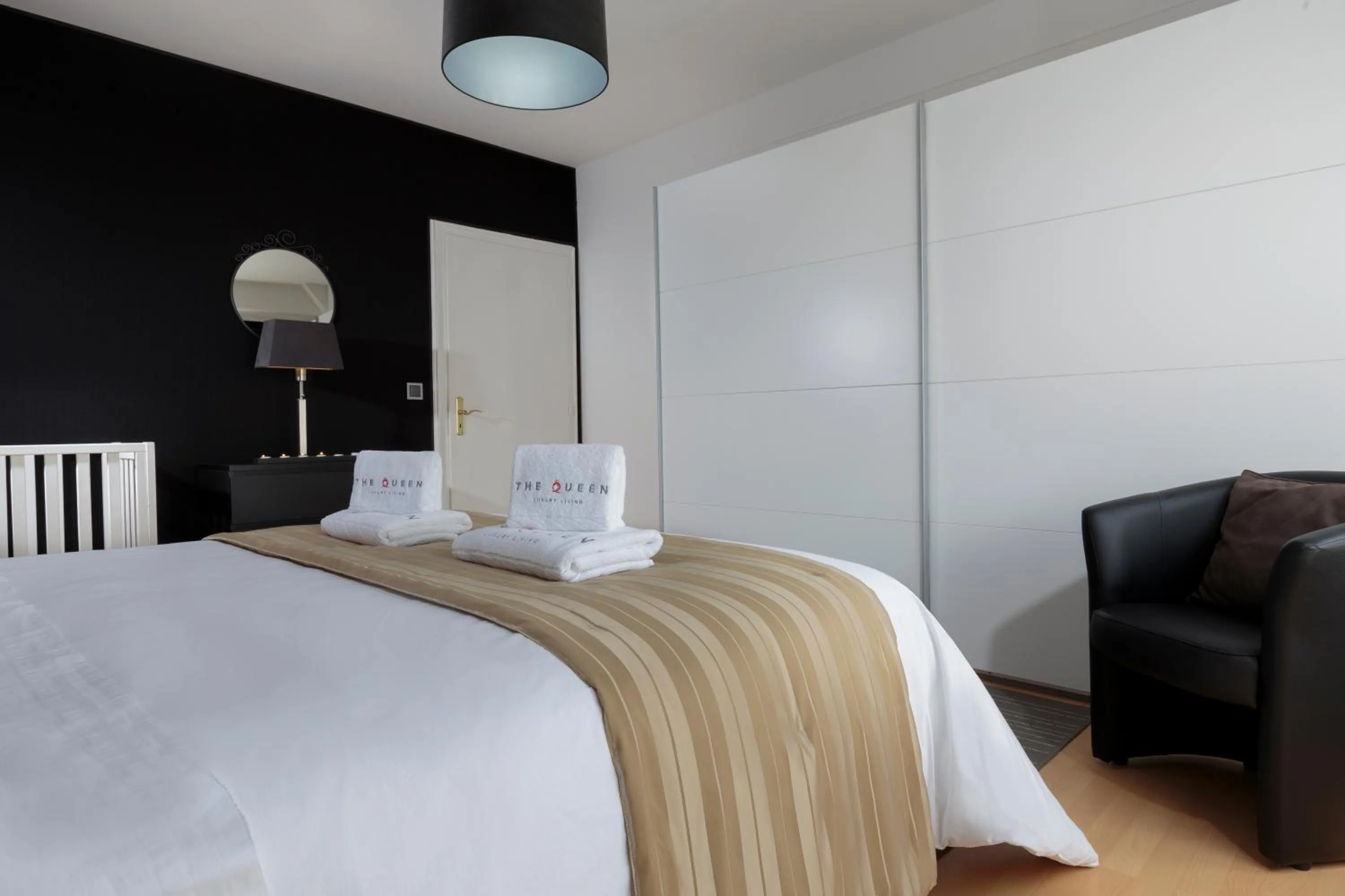 Bedroom, Bed in The Queen Luxury Apartments - Villa Carlotta