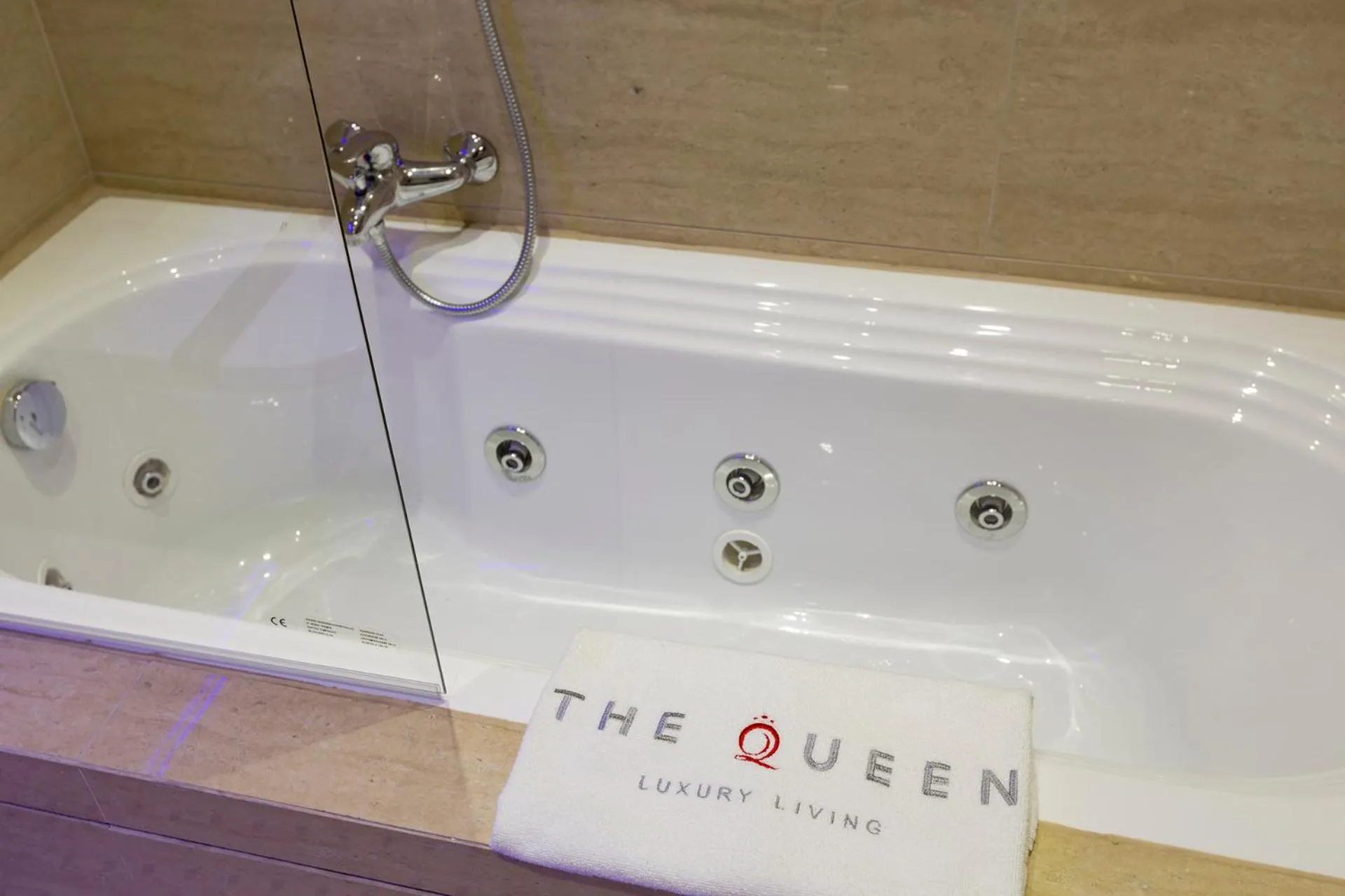 Hot Tub in The Queen Luxury Apartments - Villa Carlotta