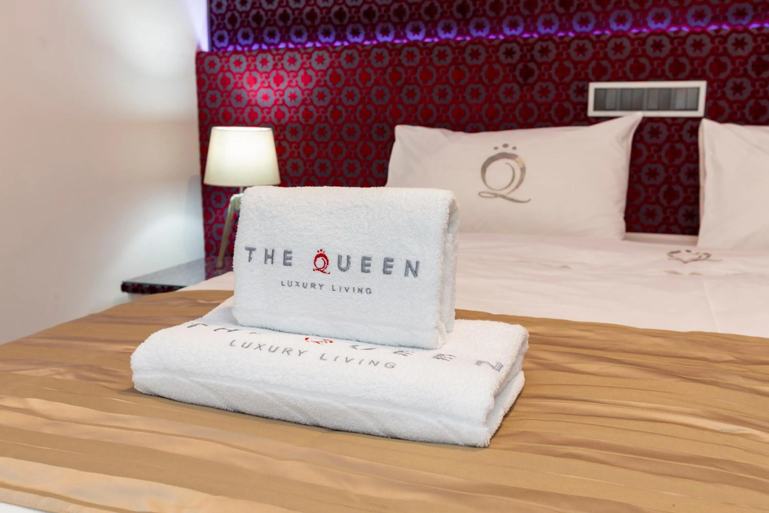 Bedroom, Bed in The Queen Luxury Apartments - Villa Carlotta