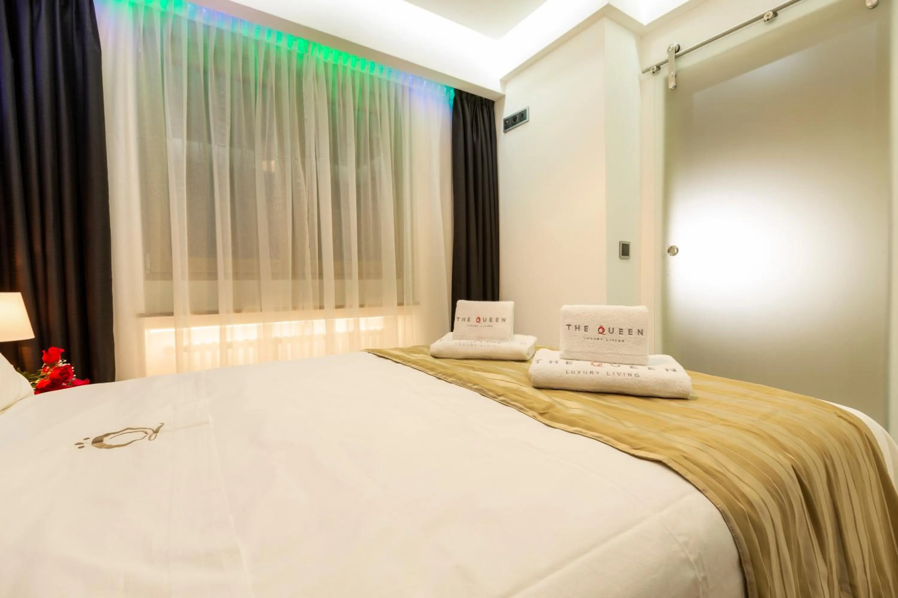 Bedroom, Bed in The Queen Luxury Apartments - Villa Carlotta