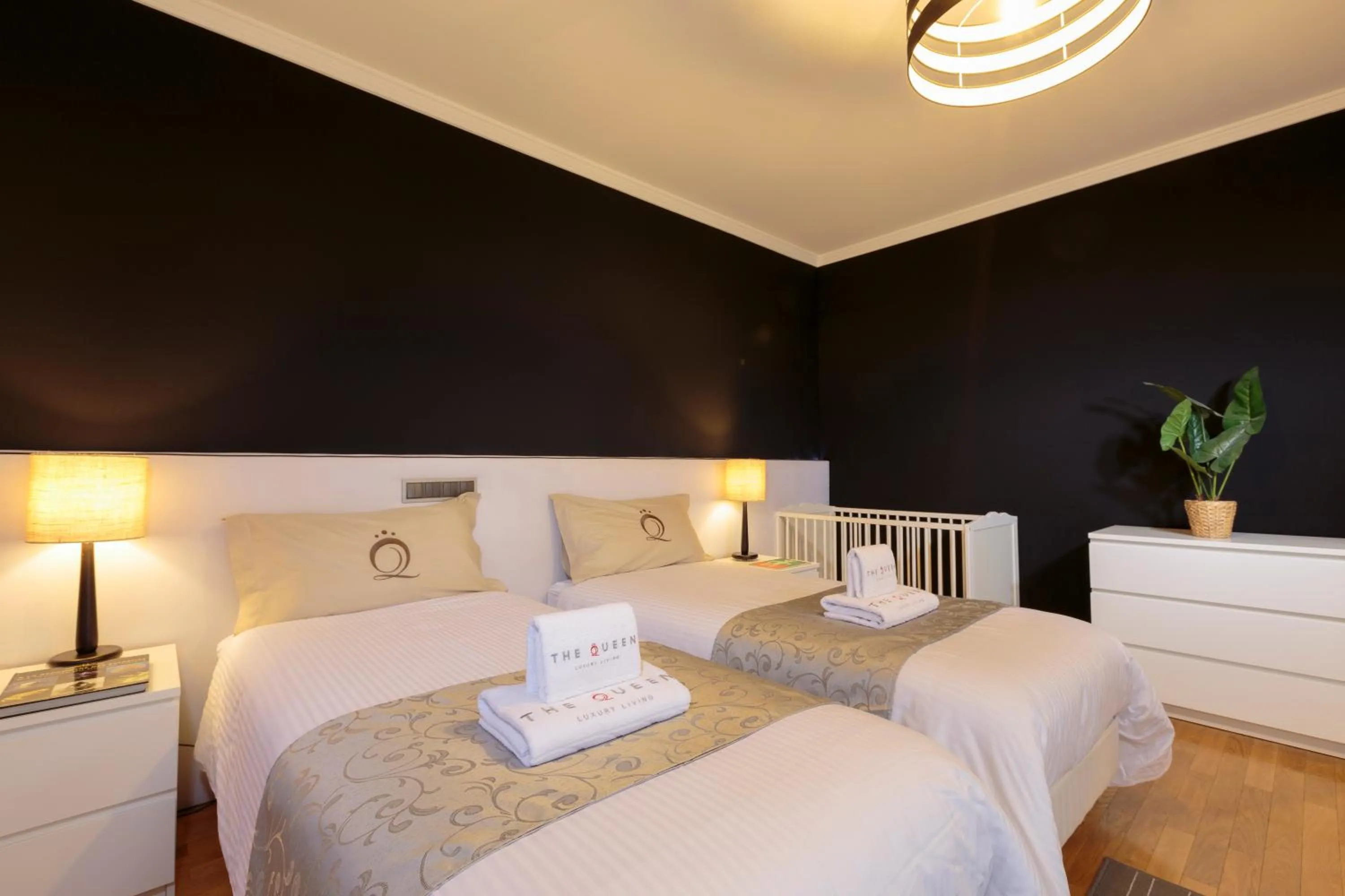 Bedroom, Bed in The Queen Luxury Apartments - Villa Carlotta