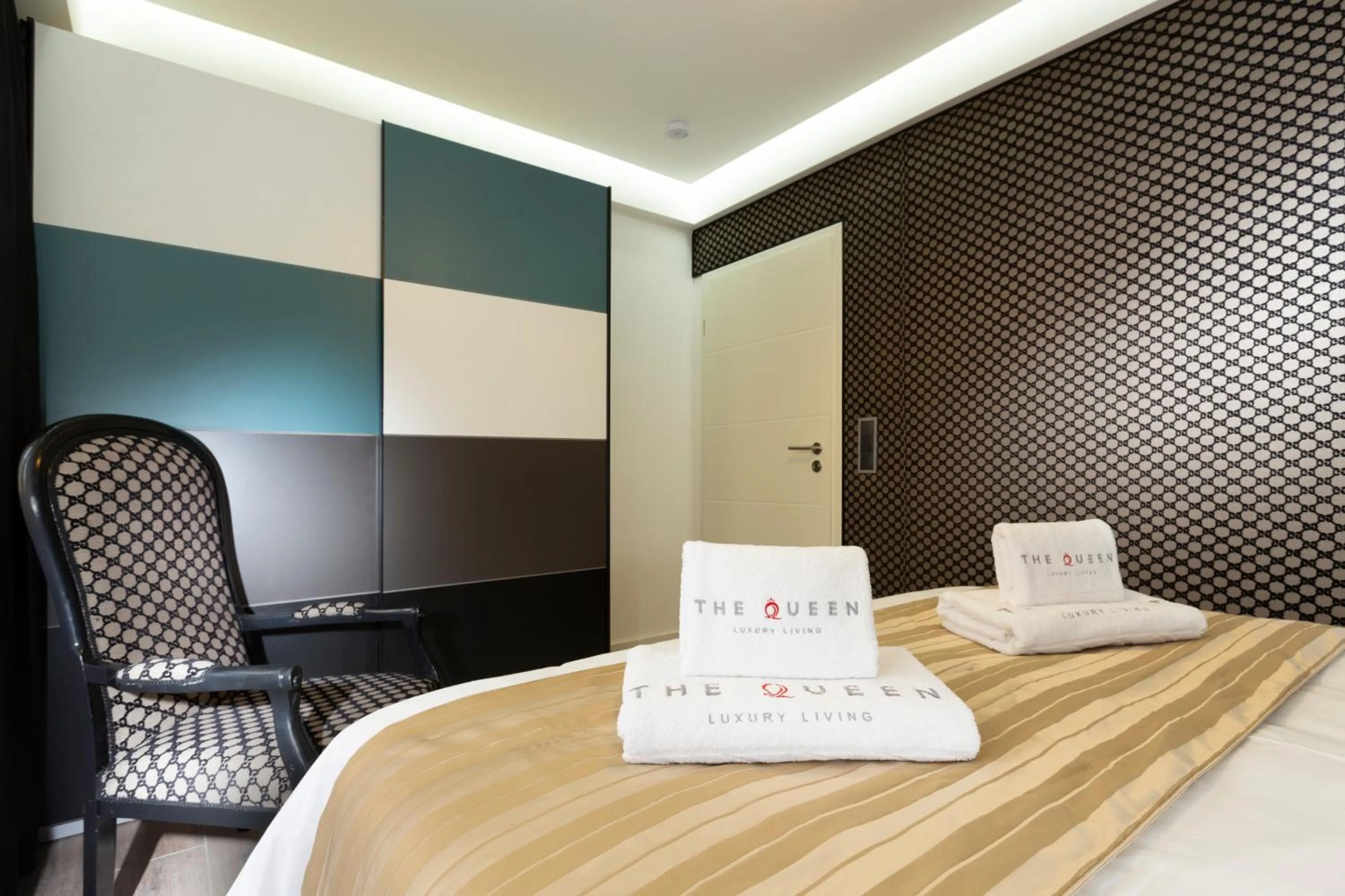 Bedroom, Bed in The Queen Luxury Apartments - Villa Carlotta