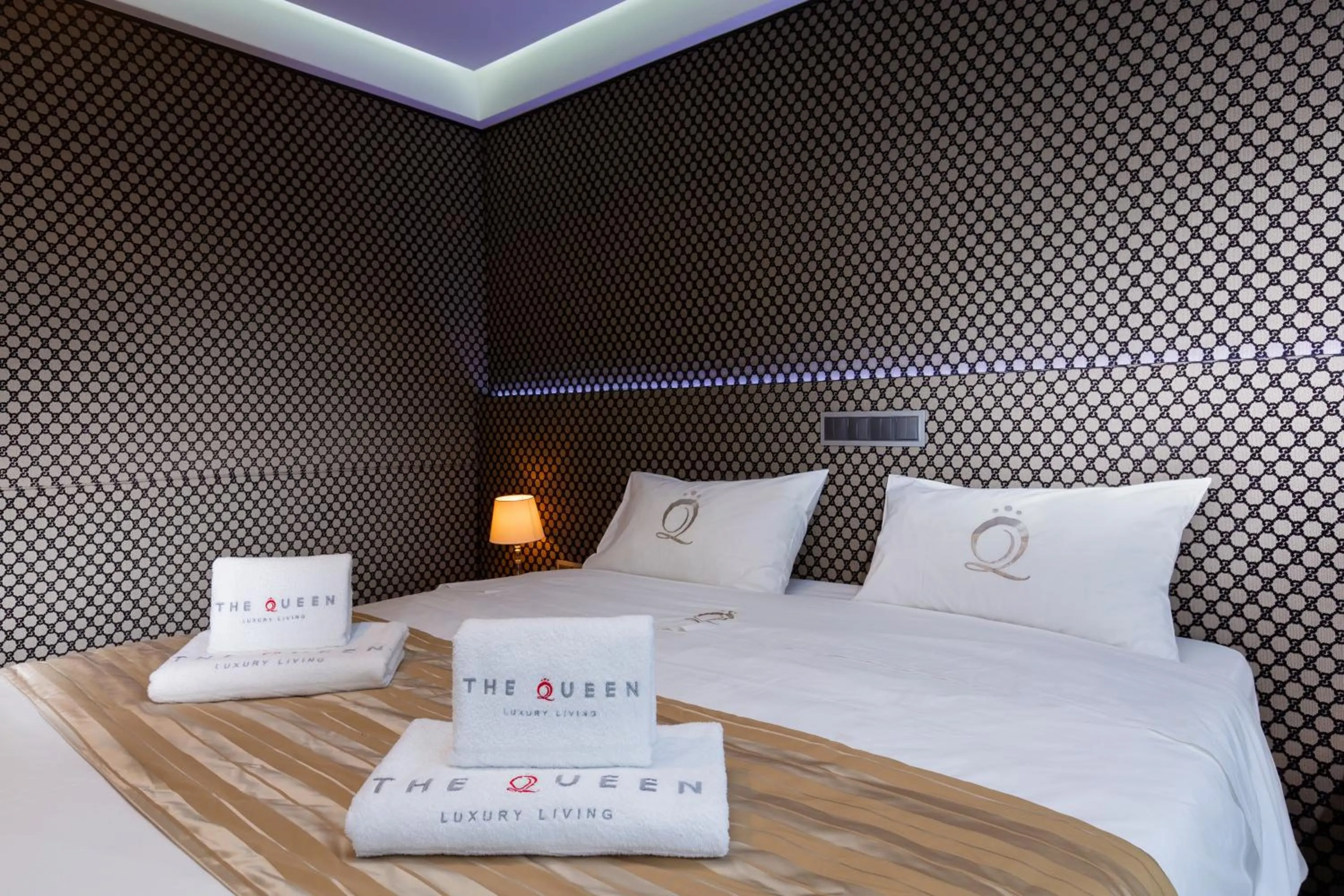 Bedroom, Bed in The Queen Luxury Apartments - Villa Carlotta