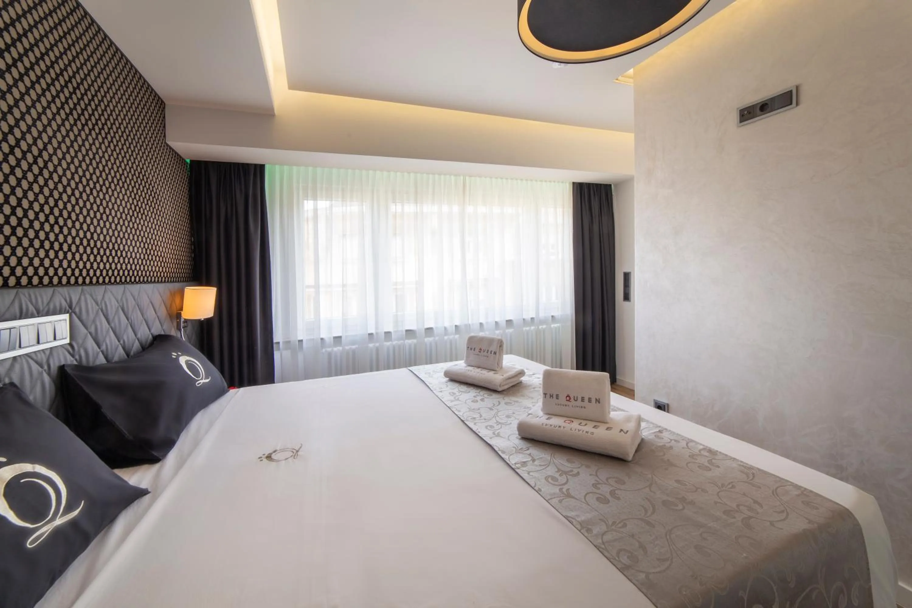 Bed in The Queen Luxury Apartments - Villa Carlotta