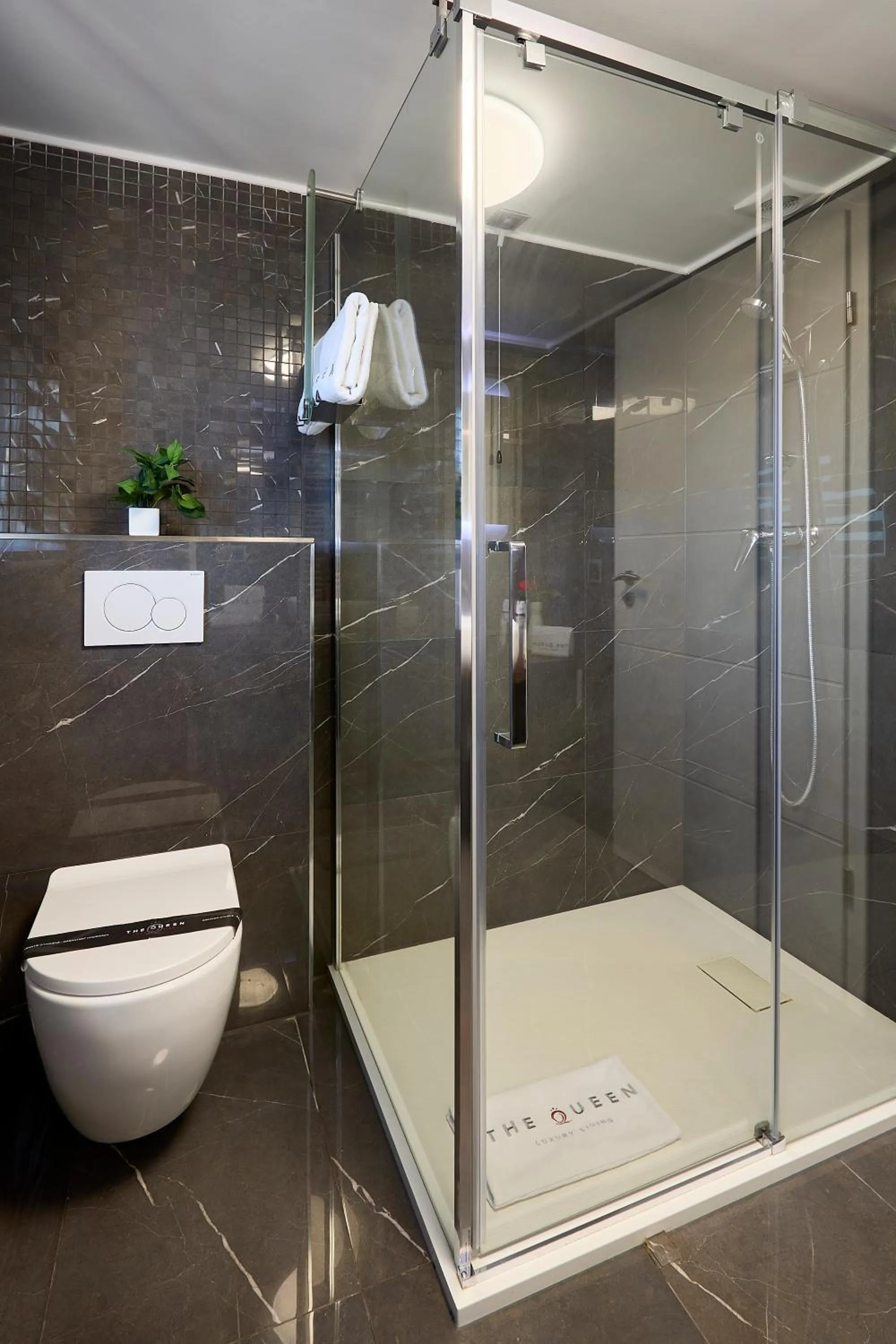 Shower in The Queen Luxury Apartments - Villa Carlotta