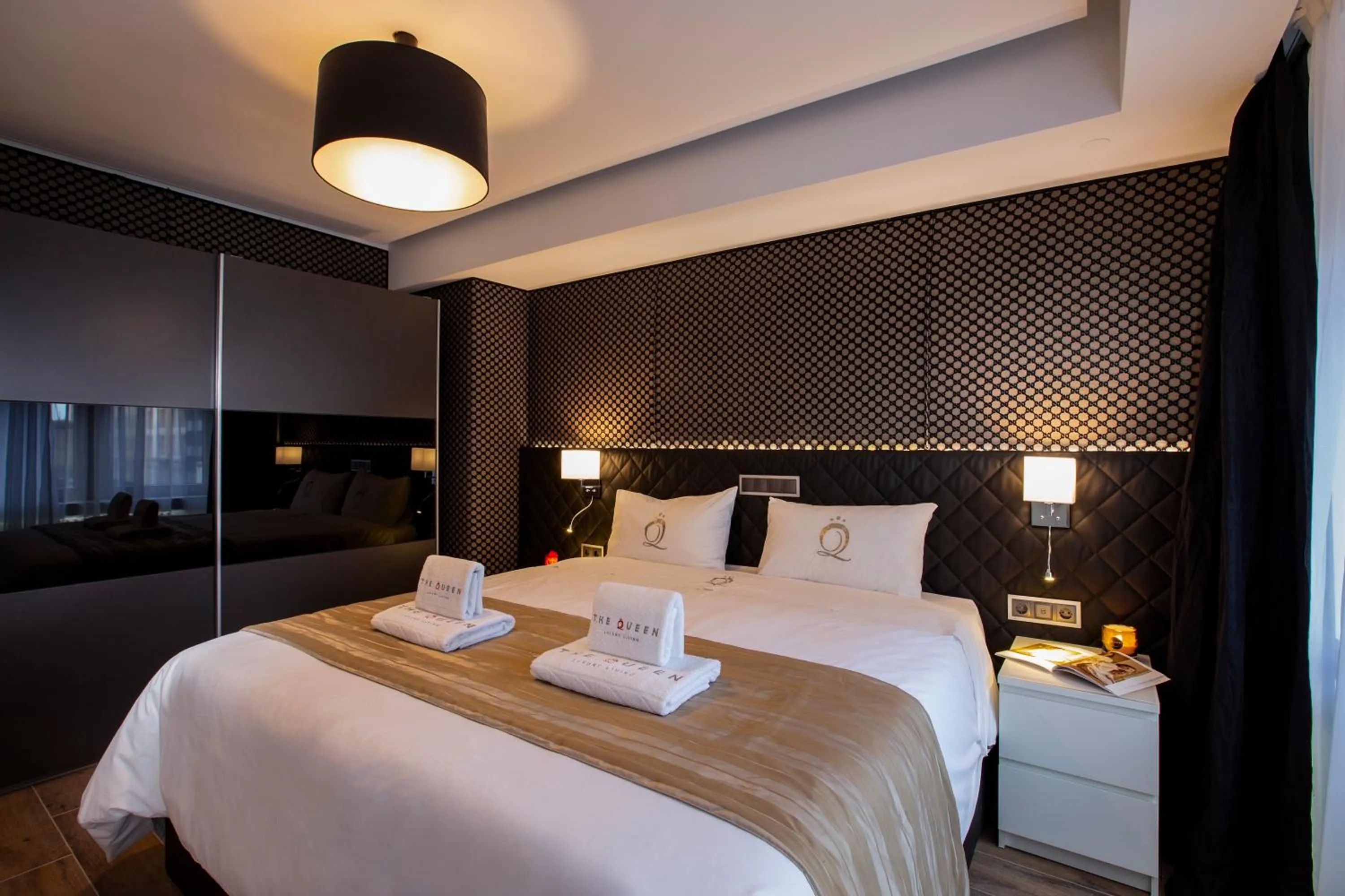 Bed in The Queen Luxury Apartments - Villa Carlotta