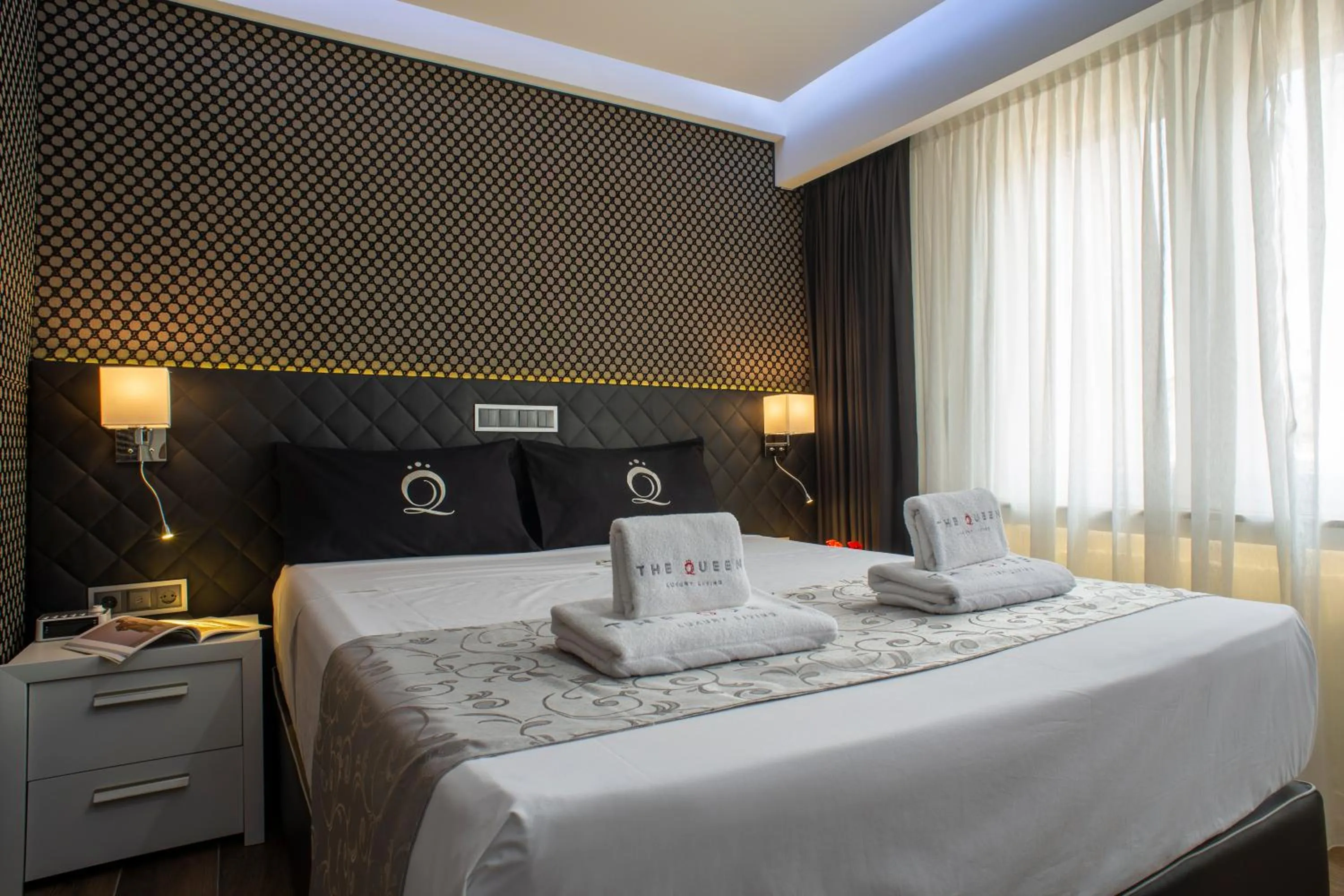 Bedroom, Bed in The Queen Luxury Apartments - Villa Carlotta