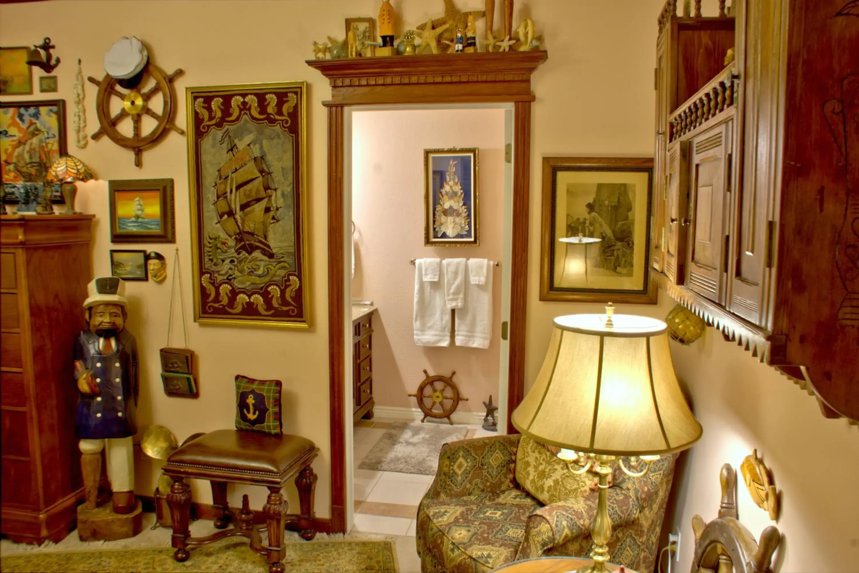 King Room in Big Yellow Inn King Room in Big Yellow Inn