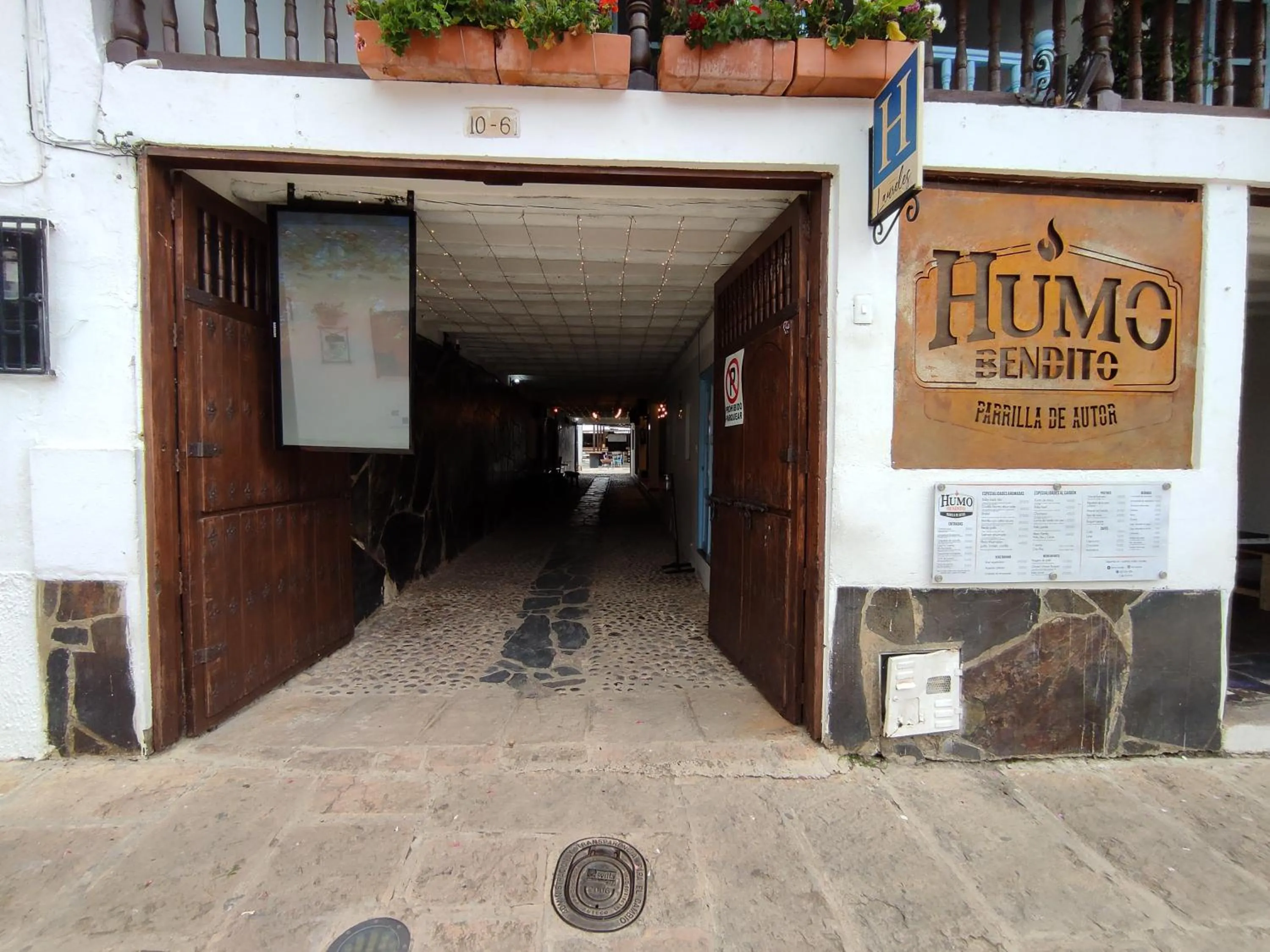 Facade/entrance in Laureles de la Villa