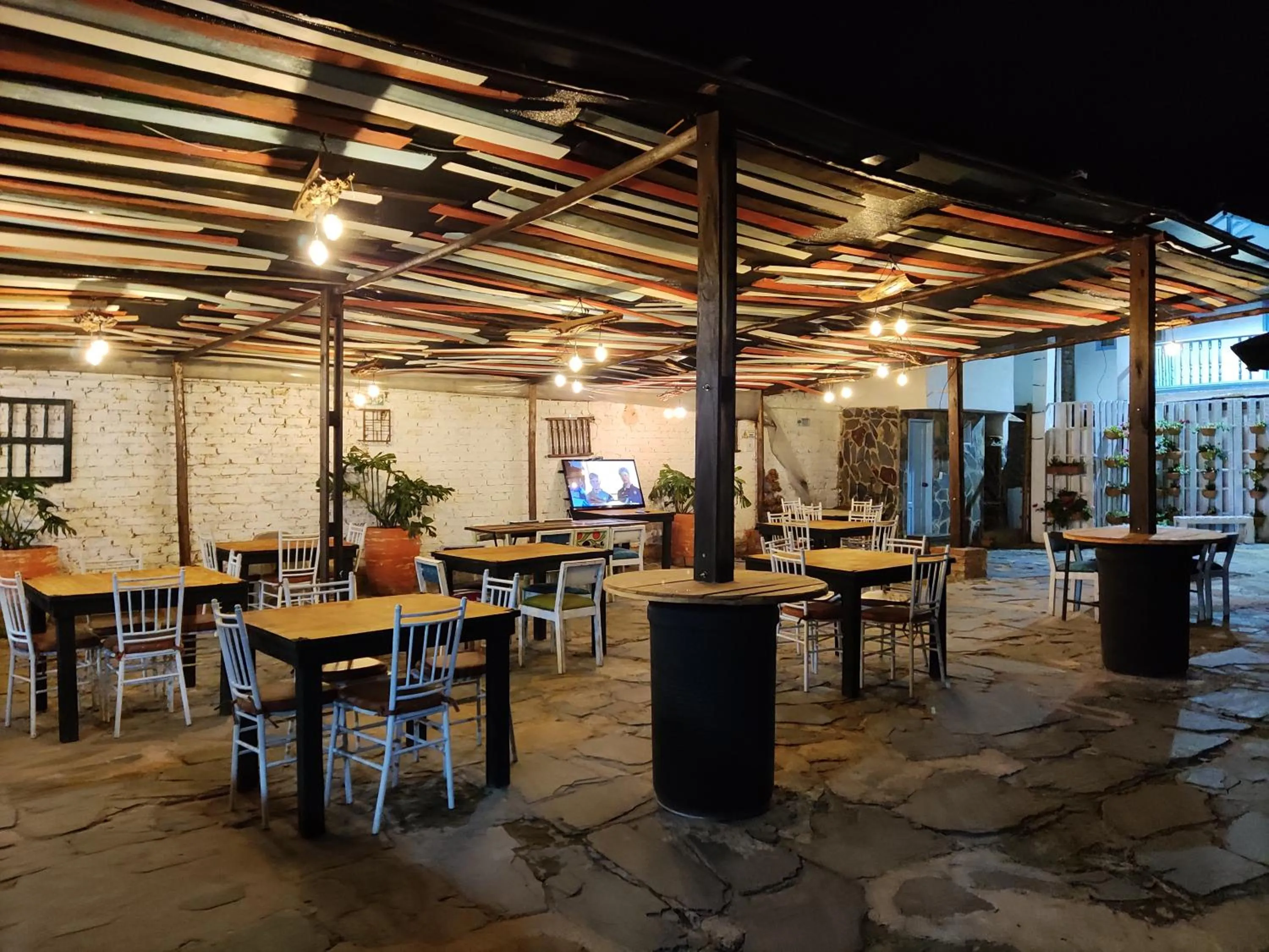 Restaurant/places to eat in Laureles de la Villa