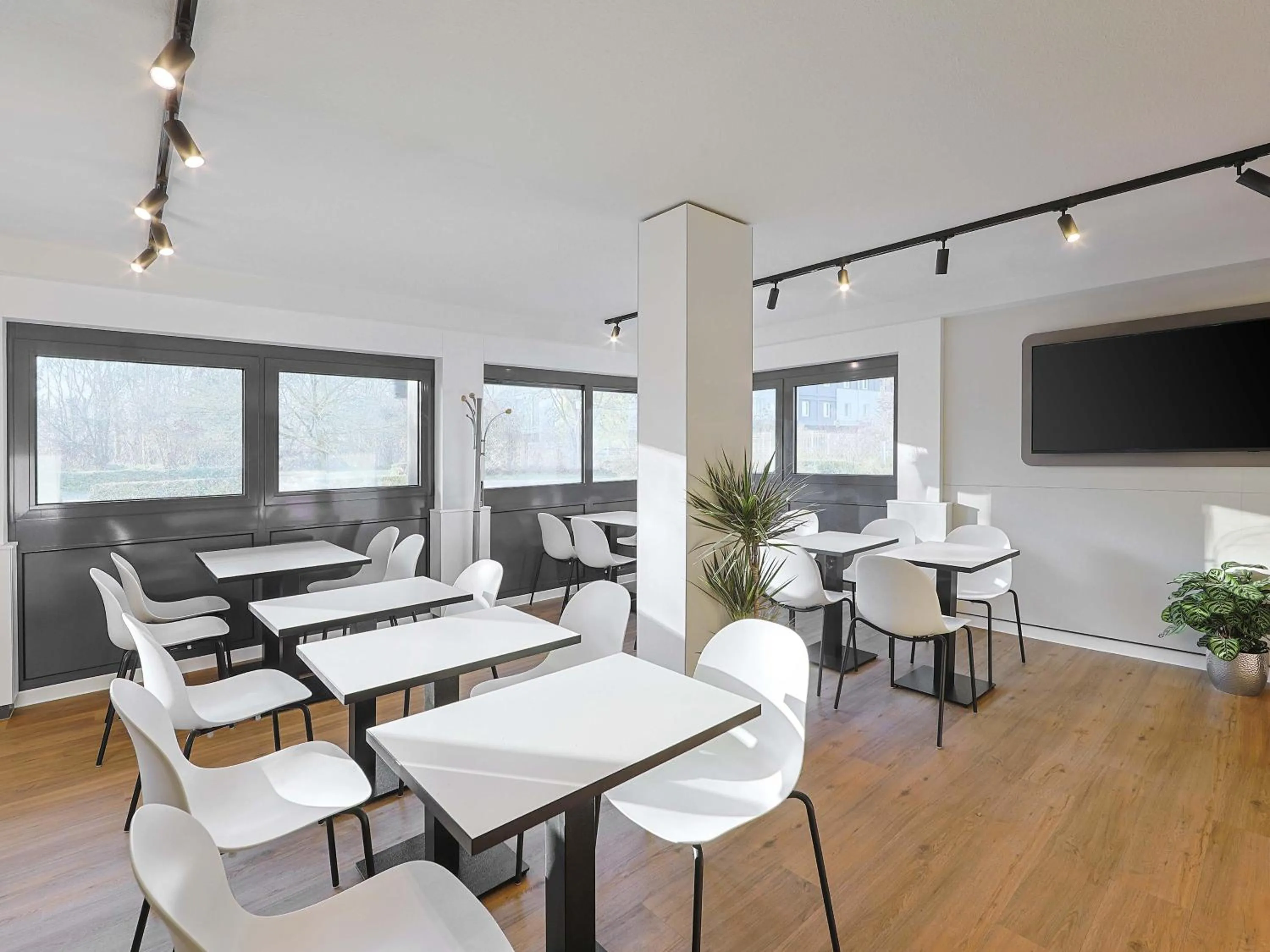 Photo of the whole room in B&B HOTEL Berlin Genshagen-Nord