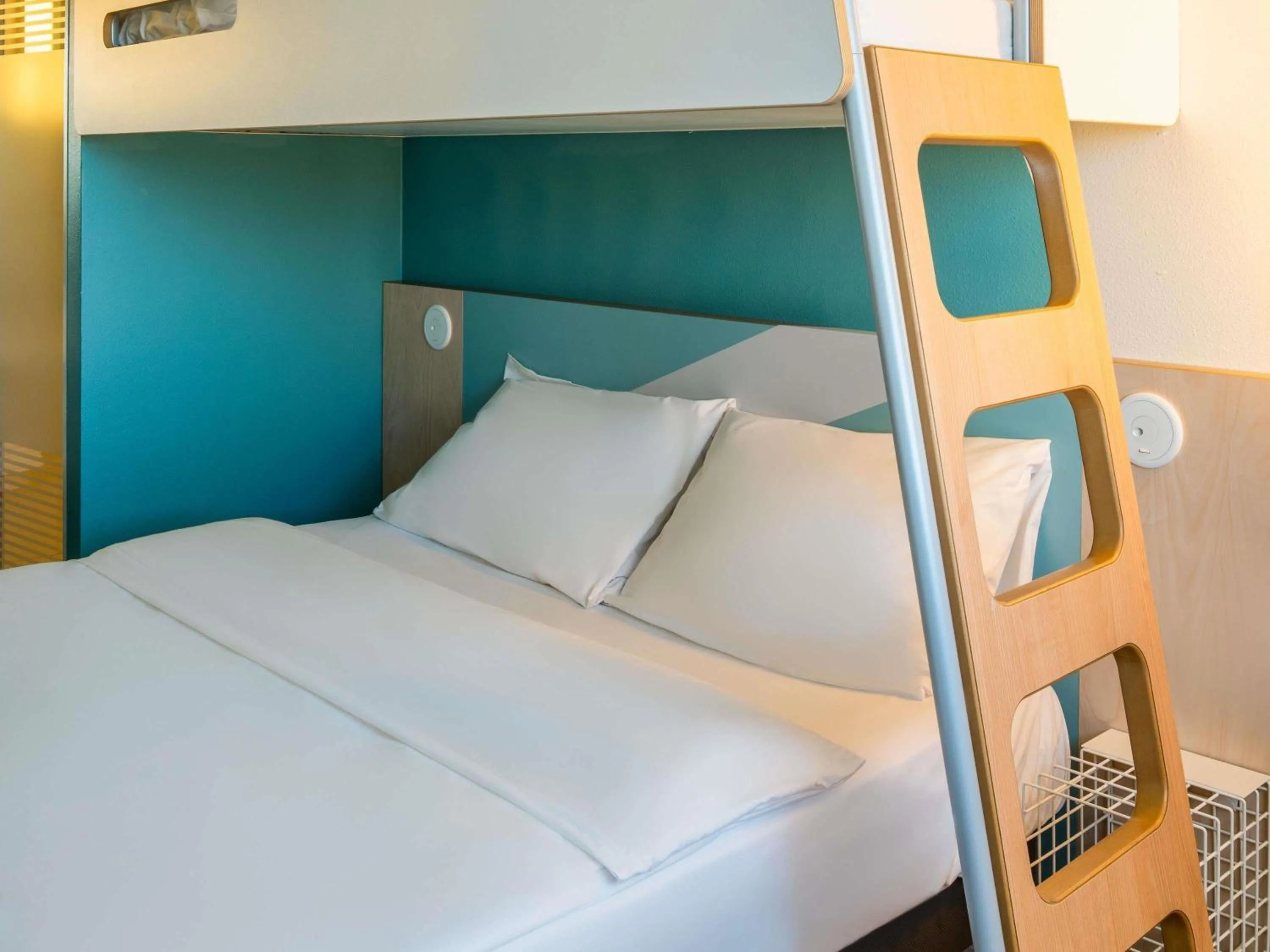 Bedroom, Bed in ibis budget Ulm City