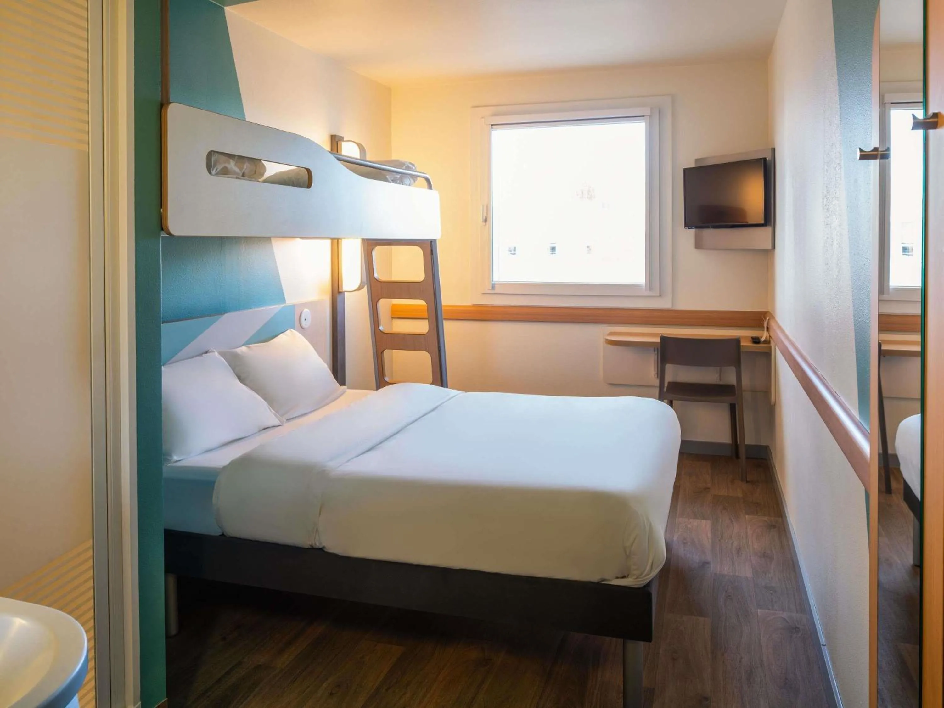 Bedroom, Bed in ibis budget Ulm City