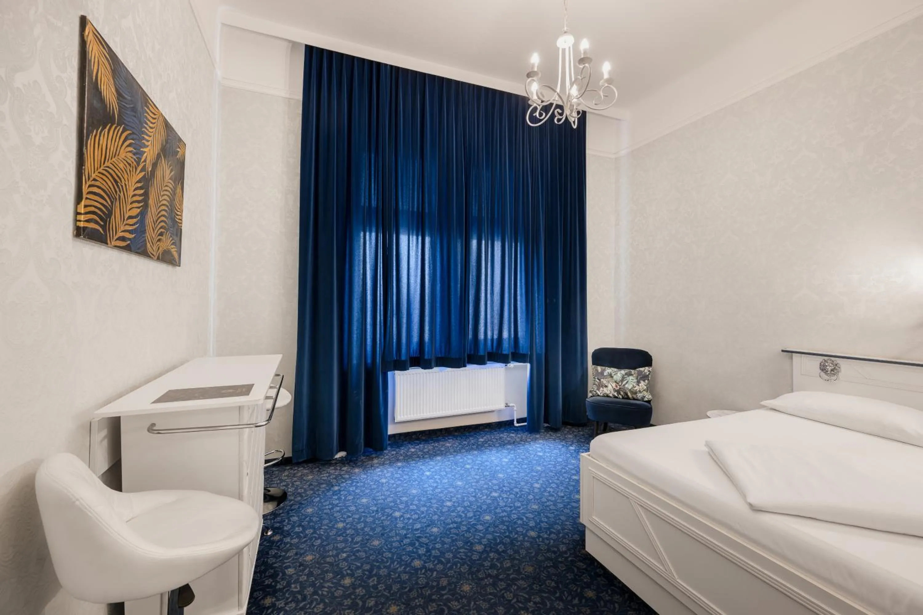 Photo of the whole room, Bed in Hotel Goldene Spinne