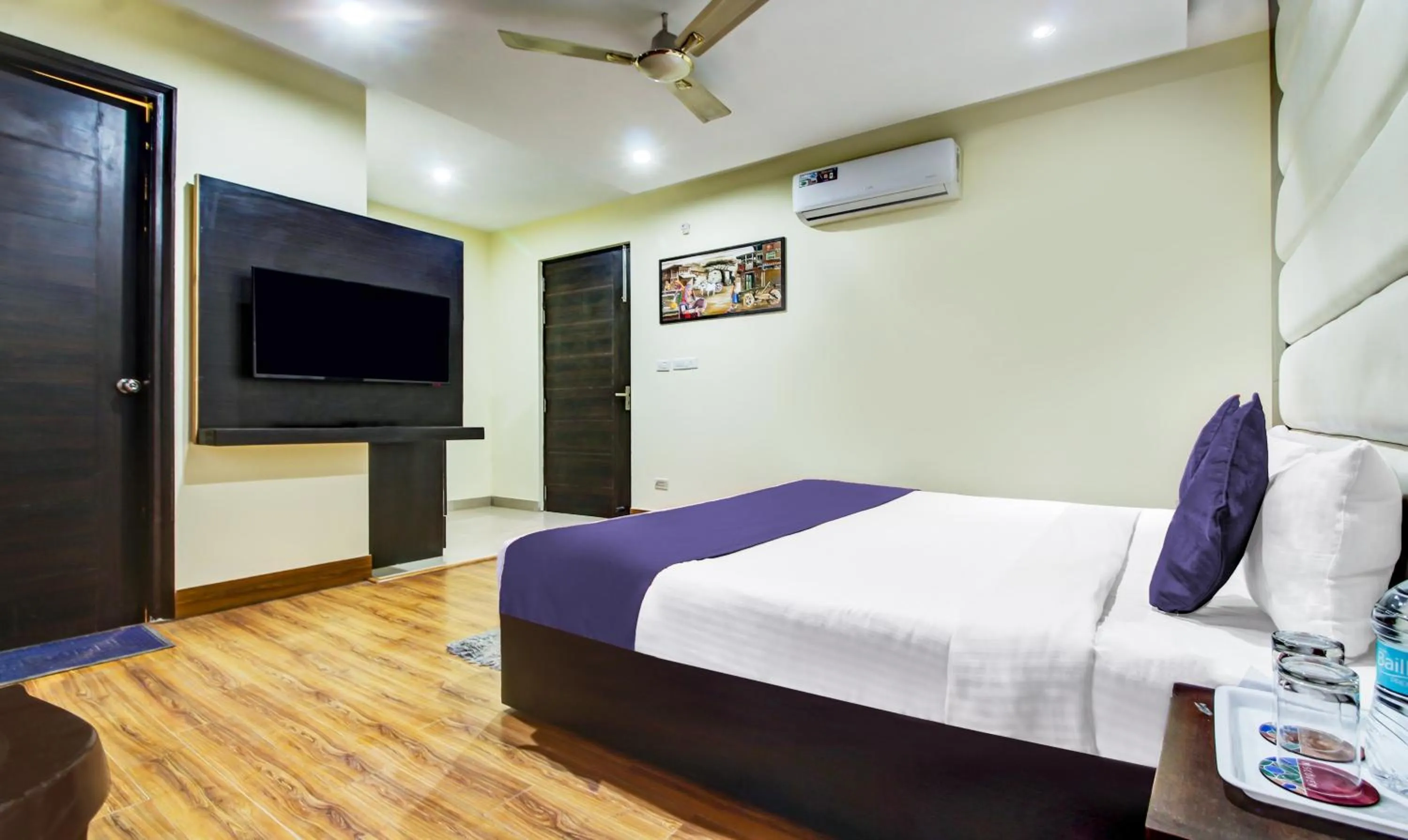 Communal lounge/ TV room in Hotel The Diamond