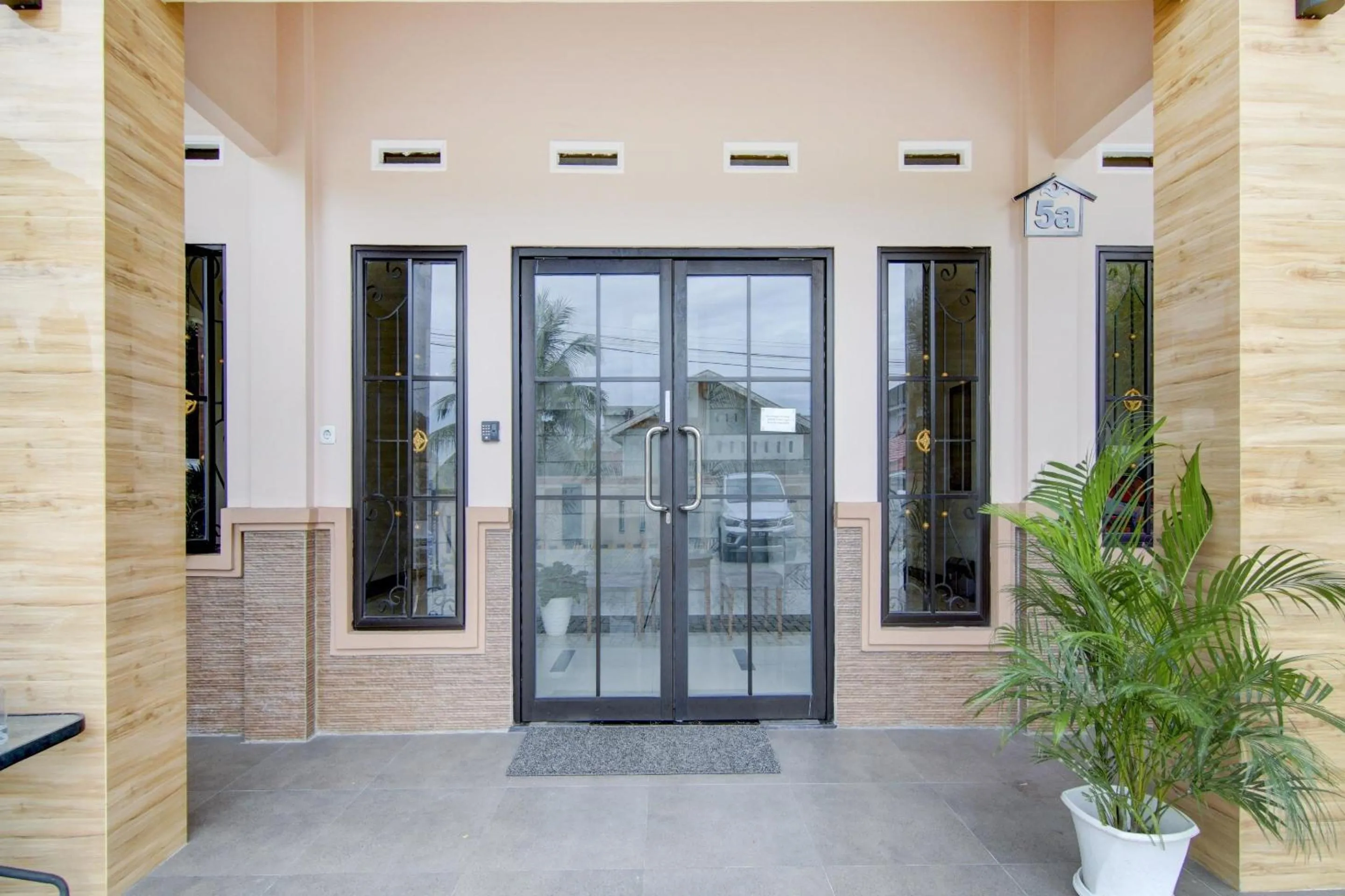 Lobby or reception in OYO 90233 The Shine Residence