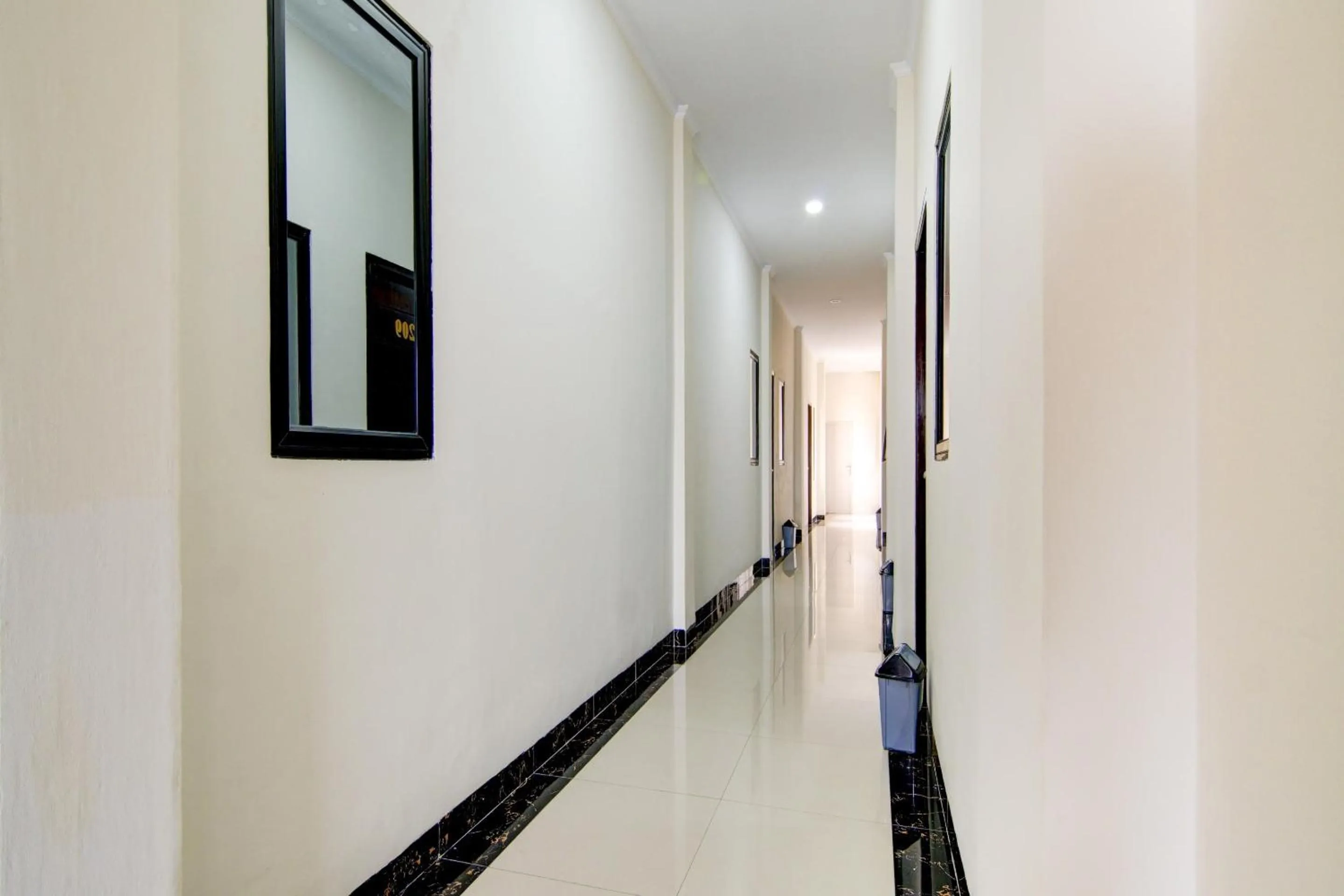 Lobby or reception in OYO 90233 The Shine Residence