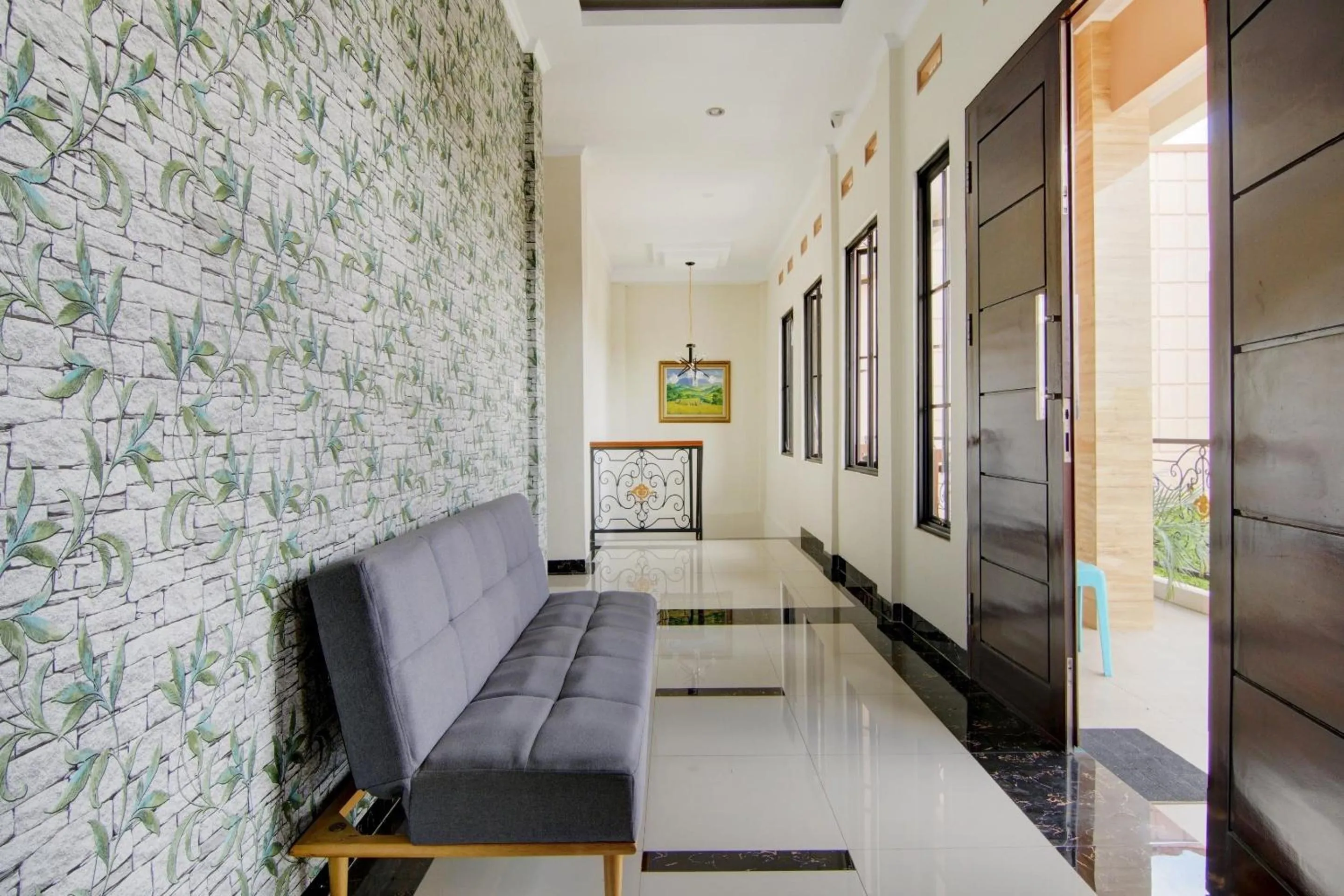 Lobby or reception in OYO 90233 The Shine Residence