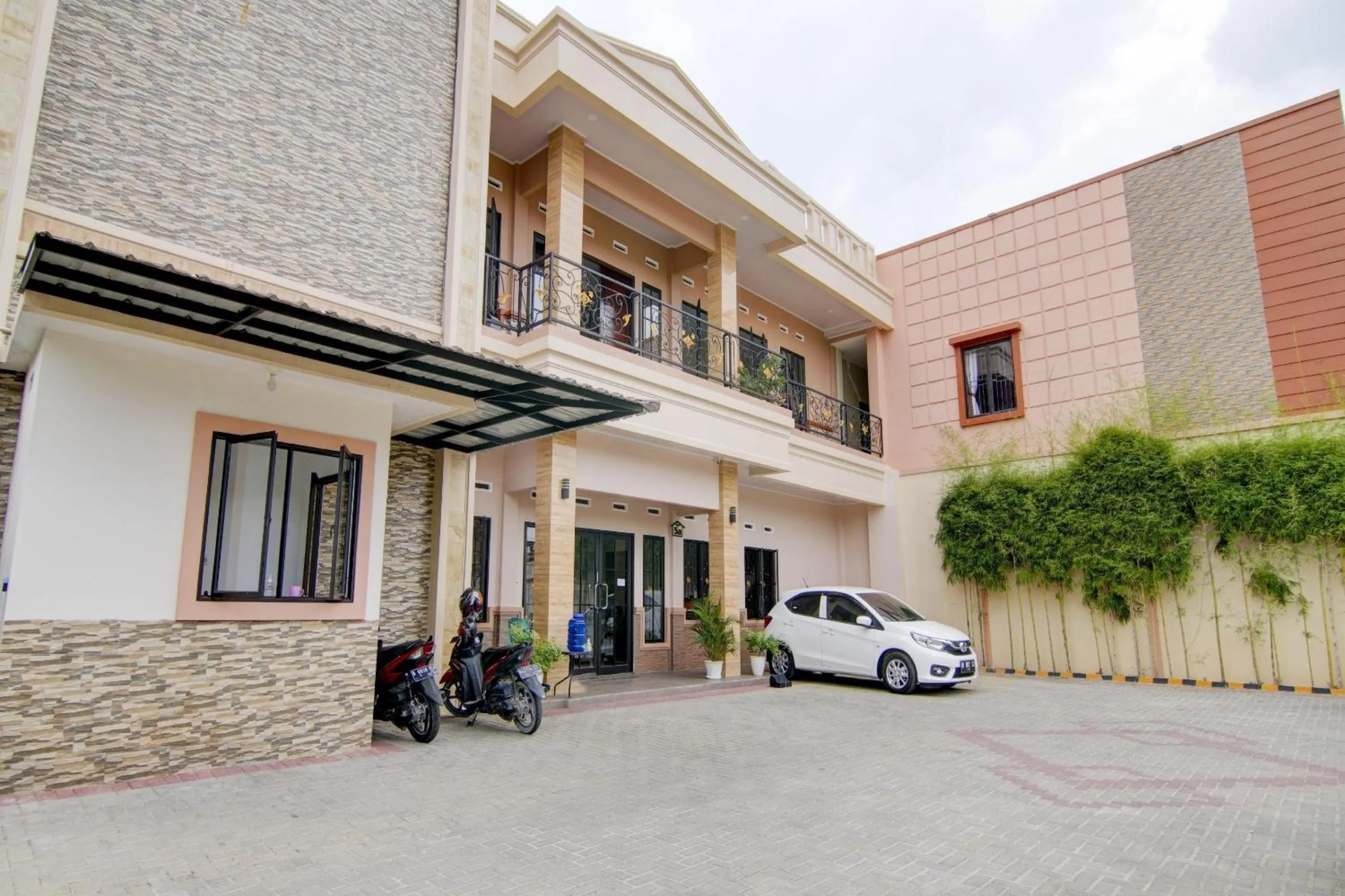 Facade/entrance in OYO 90233 The Shine Residence