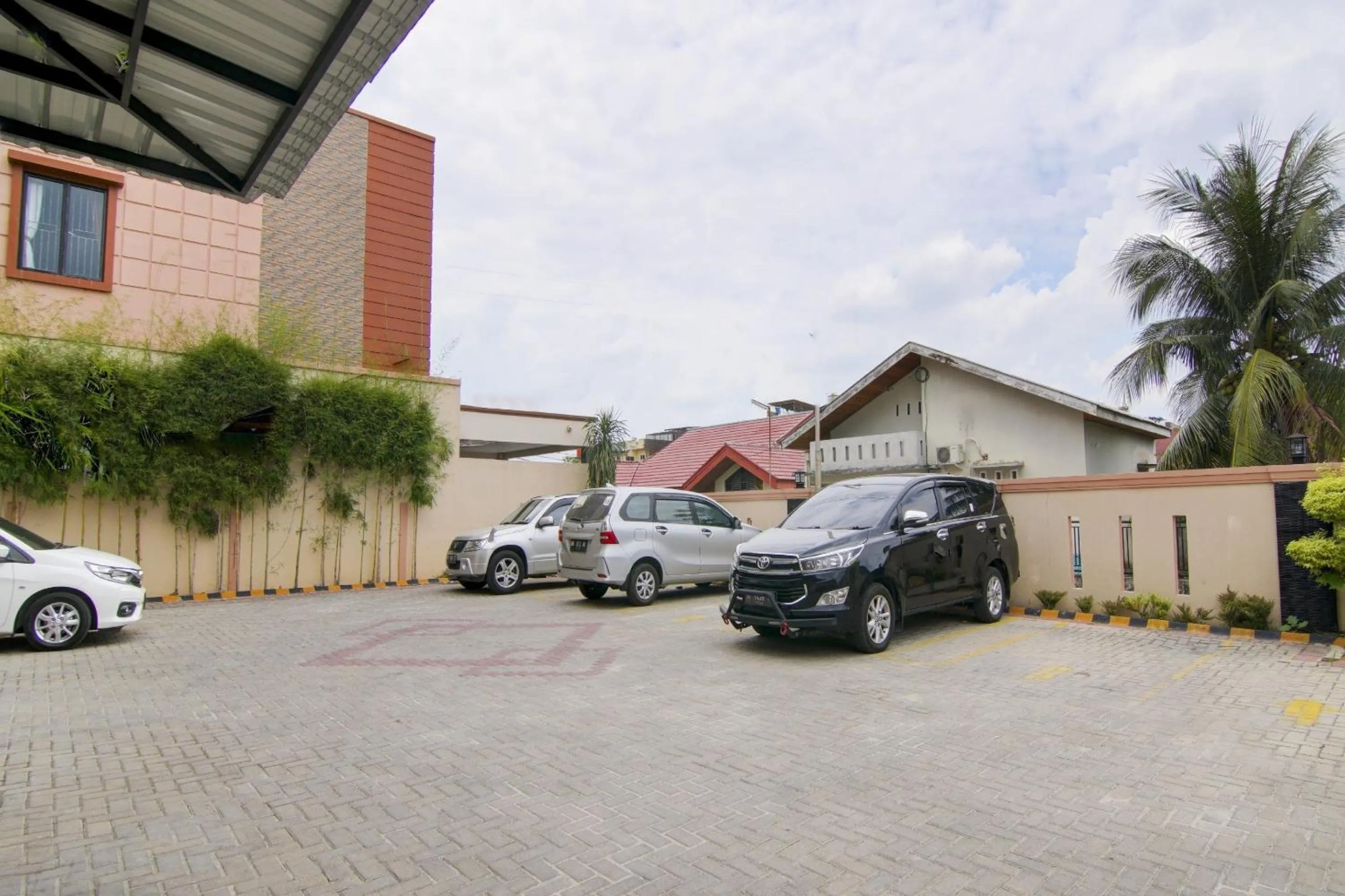 Facade/entrance in OYO 90233 The Shine Residence