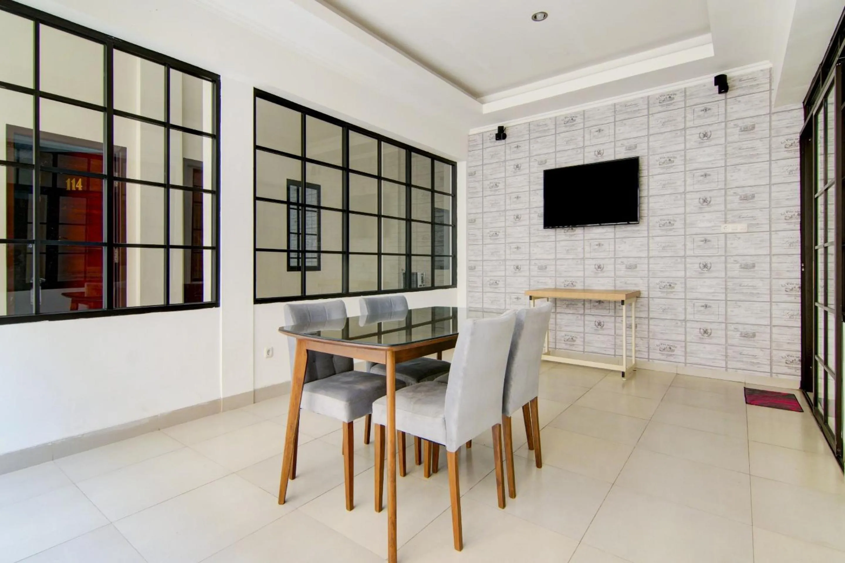 Lobby or reception in OYO 90233 The Shine Residence