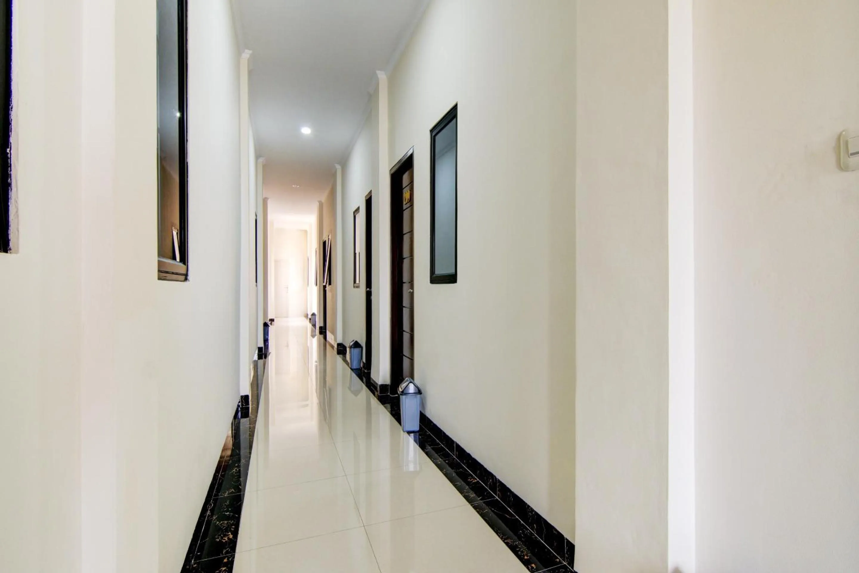 Lobby or reception in OYO 90233 The Shine Residence