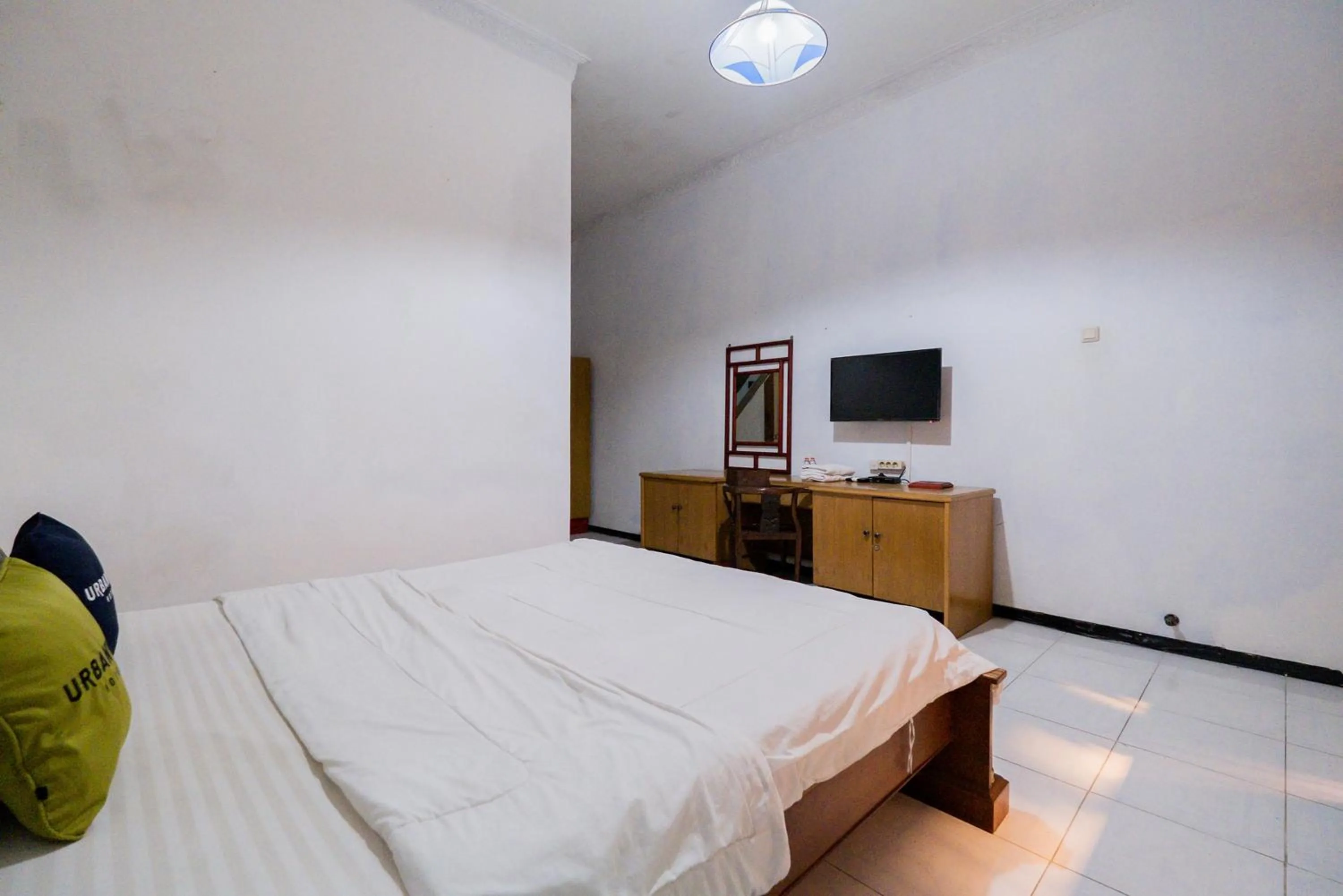 Bed in Urbanview Hotel Near Jatim Park 1 by RedDoorz