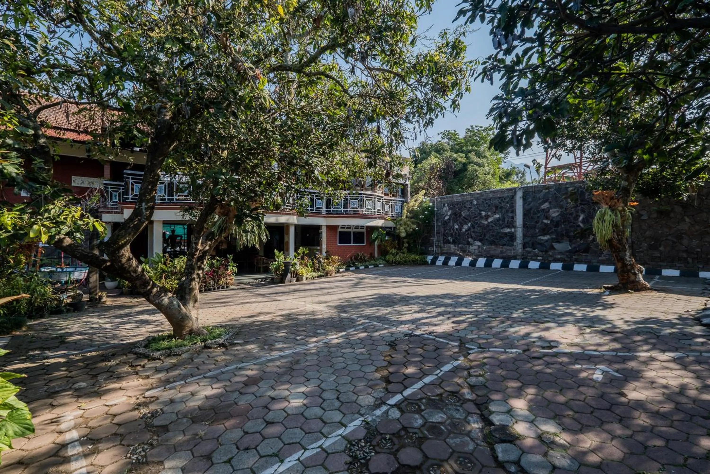 Property building in Urbanview Hotel Near Jatim Park 1 by RedDoorz