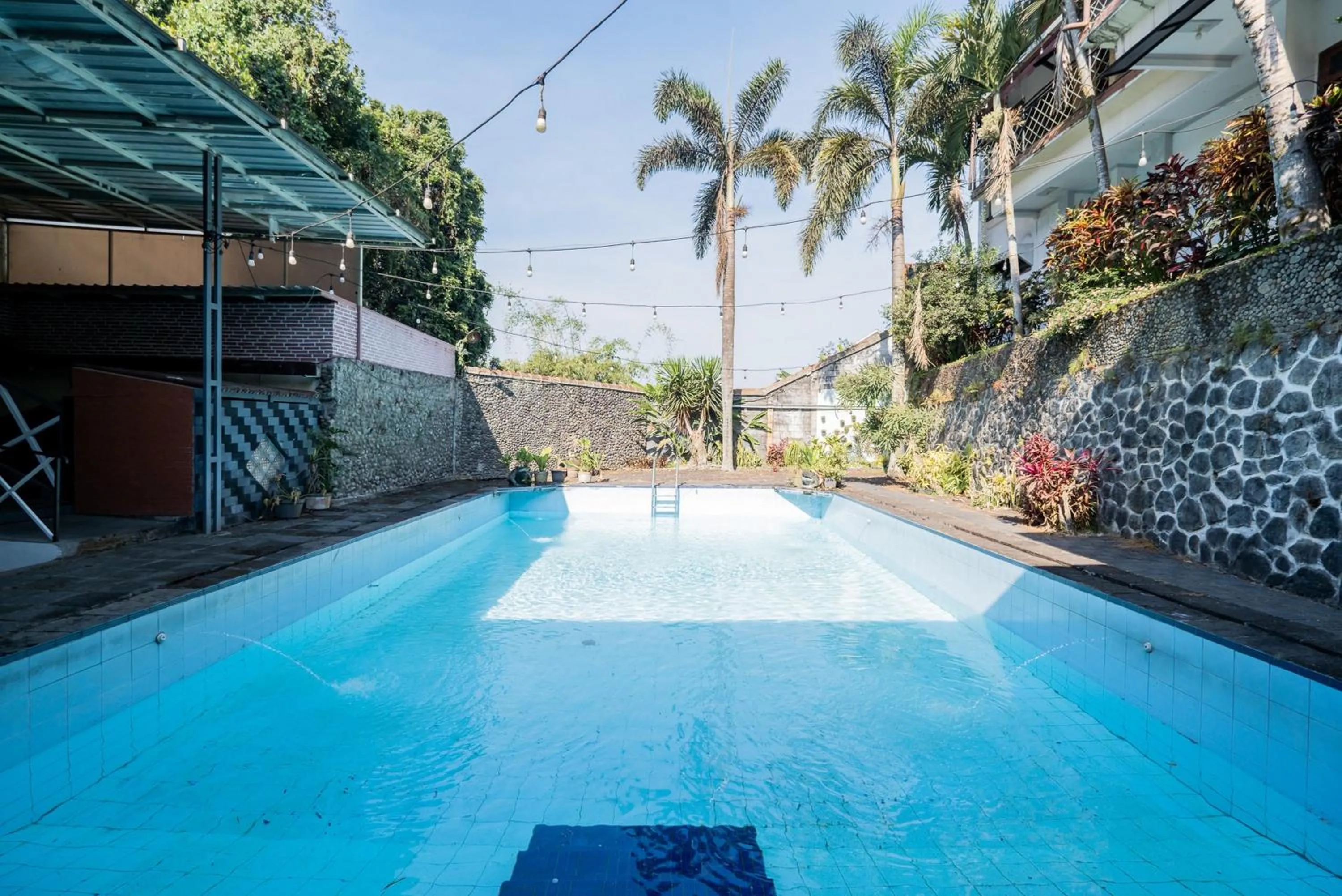 Swimming pool in Urbanview Hotel Near Jatim Park 1 by RedDoorz