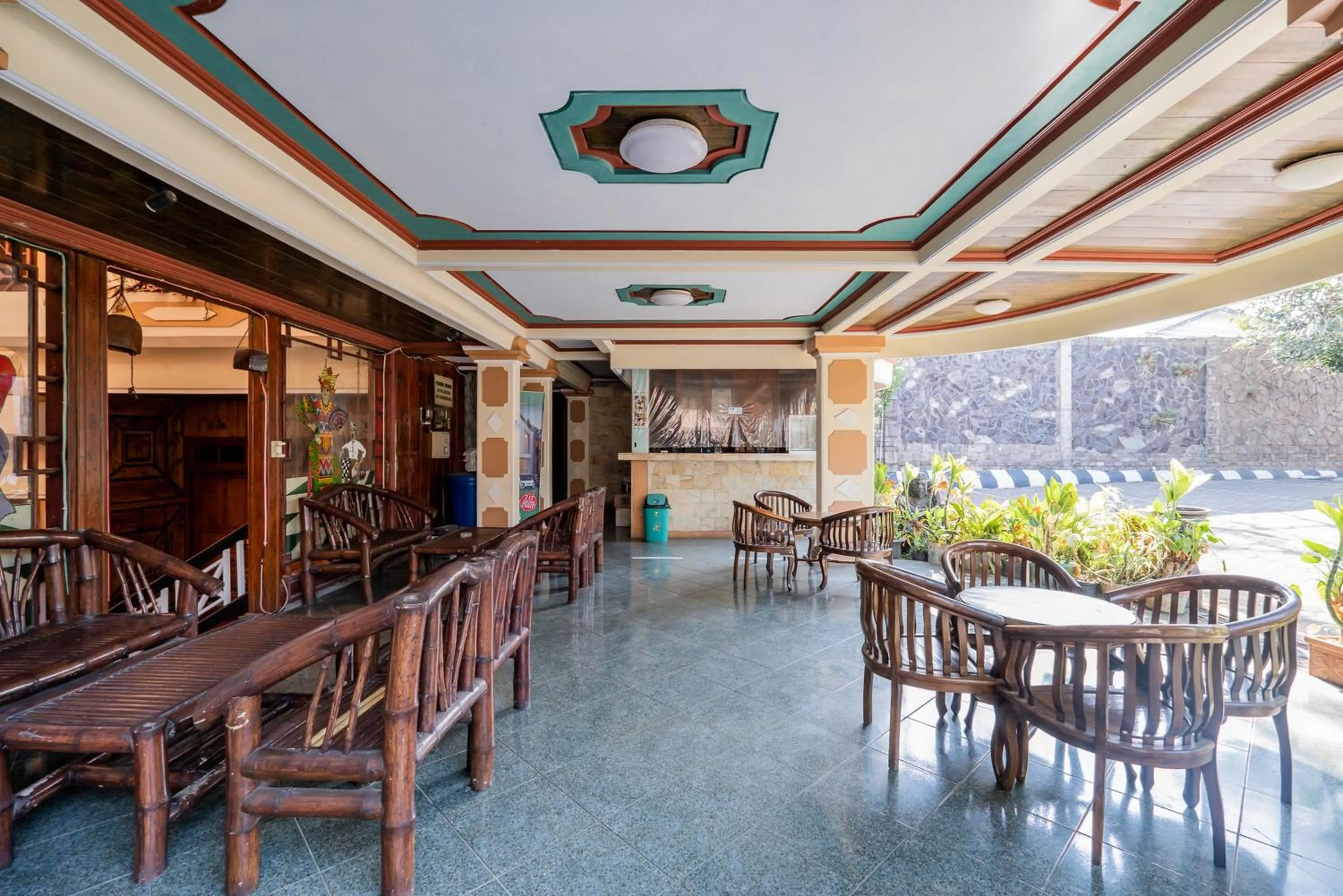 Seating area in Urbanview Hotel Near Jatim Park 1 by RedDoorz